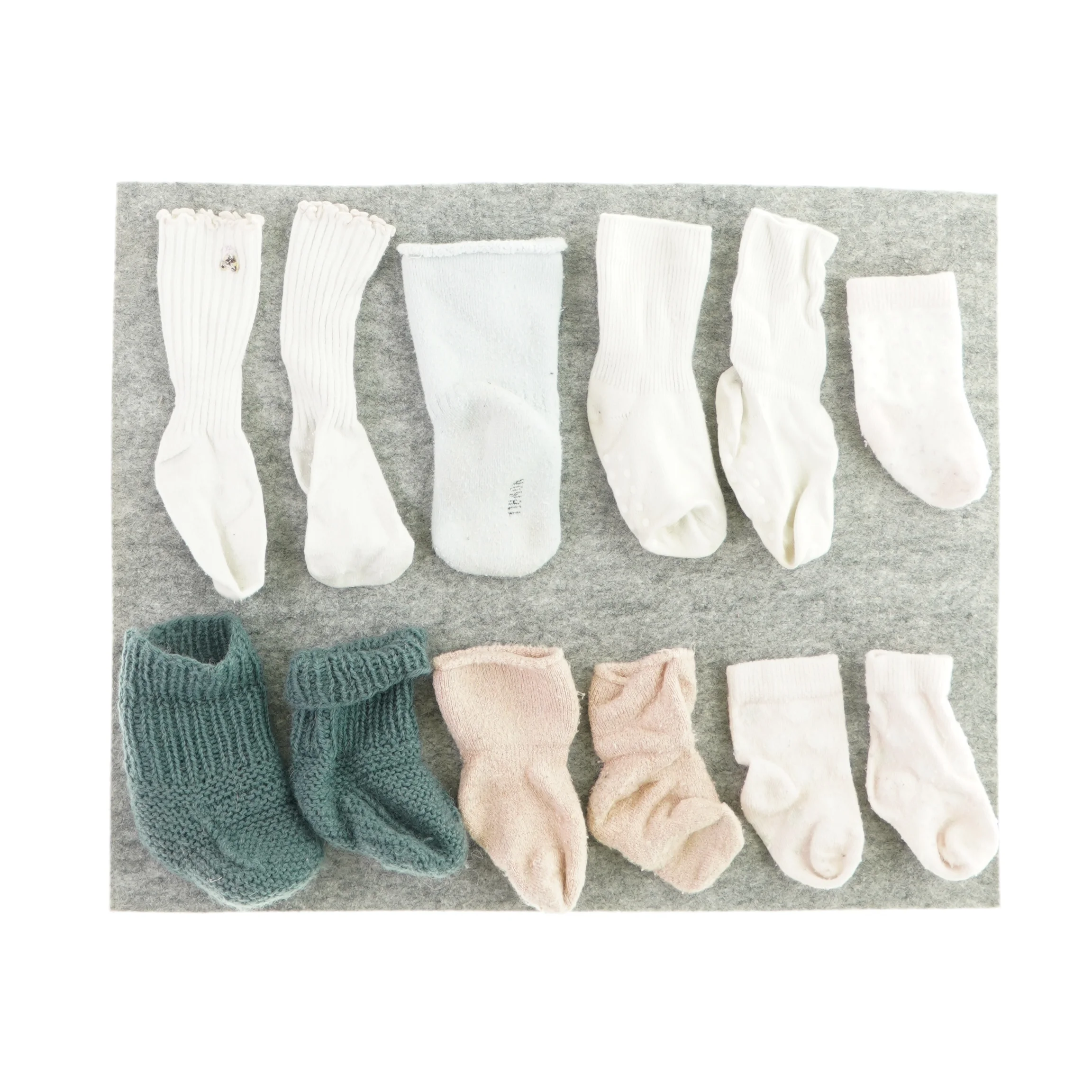 5 par sokker og 2 løse  (str. ca. 6 mdr)