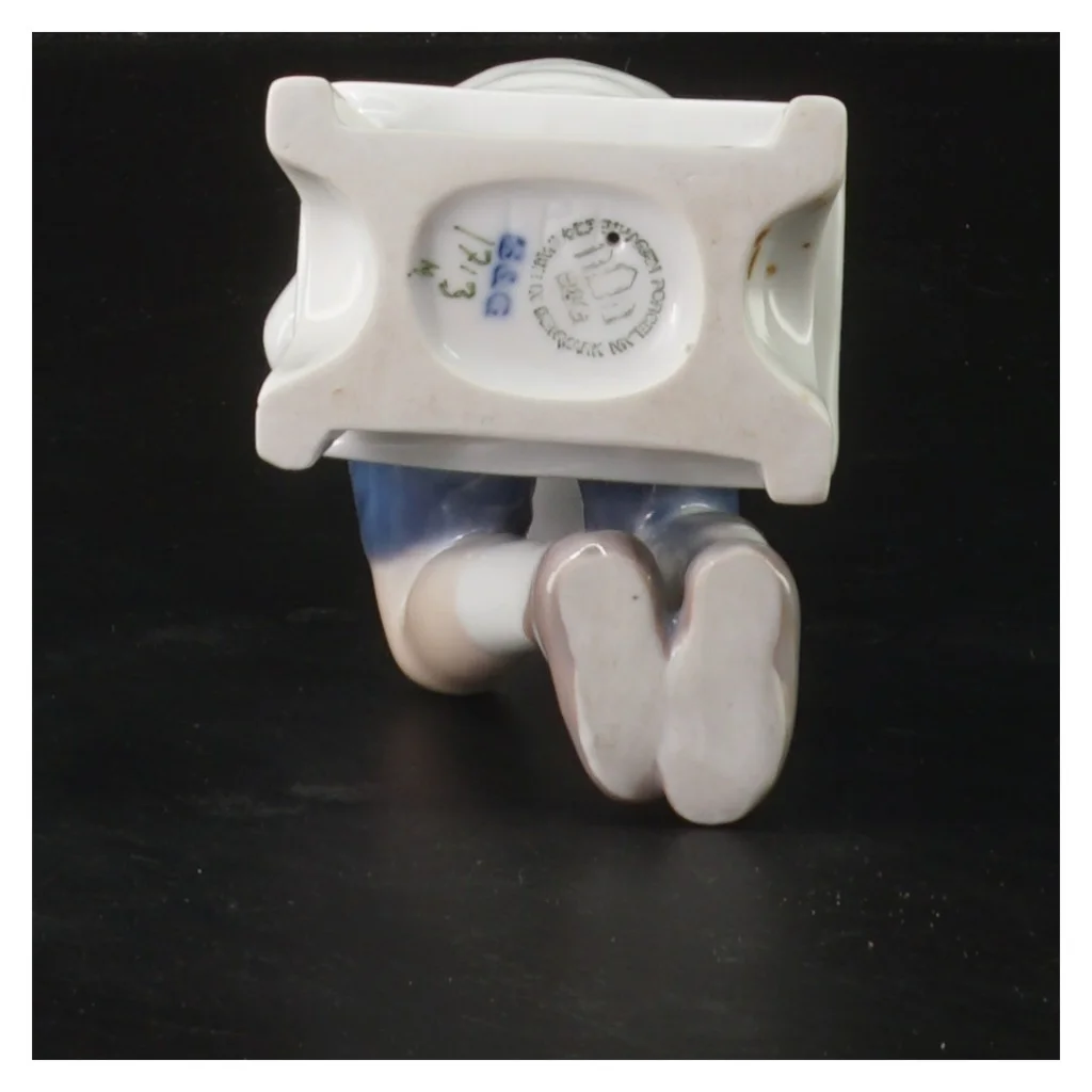 Porcelænsfigur af dreng med kop fra Bing Og Grøndal (str. 14 cm)