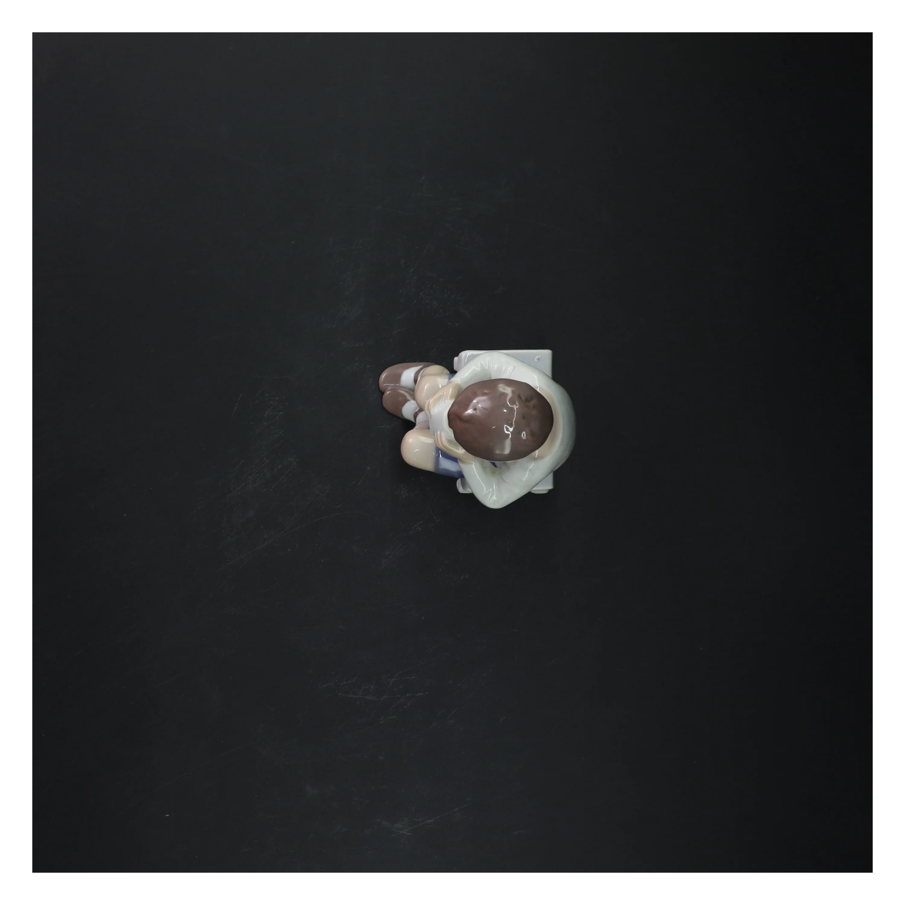 Porcelænsfigur af dreng med kop fra Bing Og Grøndal (str. 14 cm)