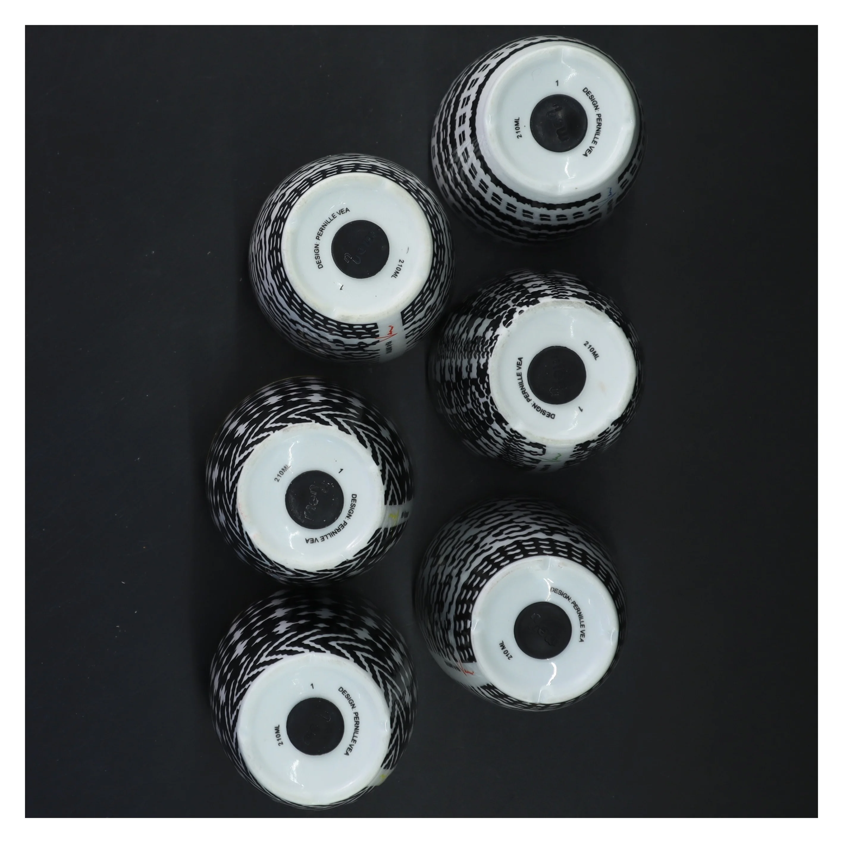 Sæt med 6 mønstrede krus (str. Ø 8x11 cm)