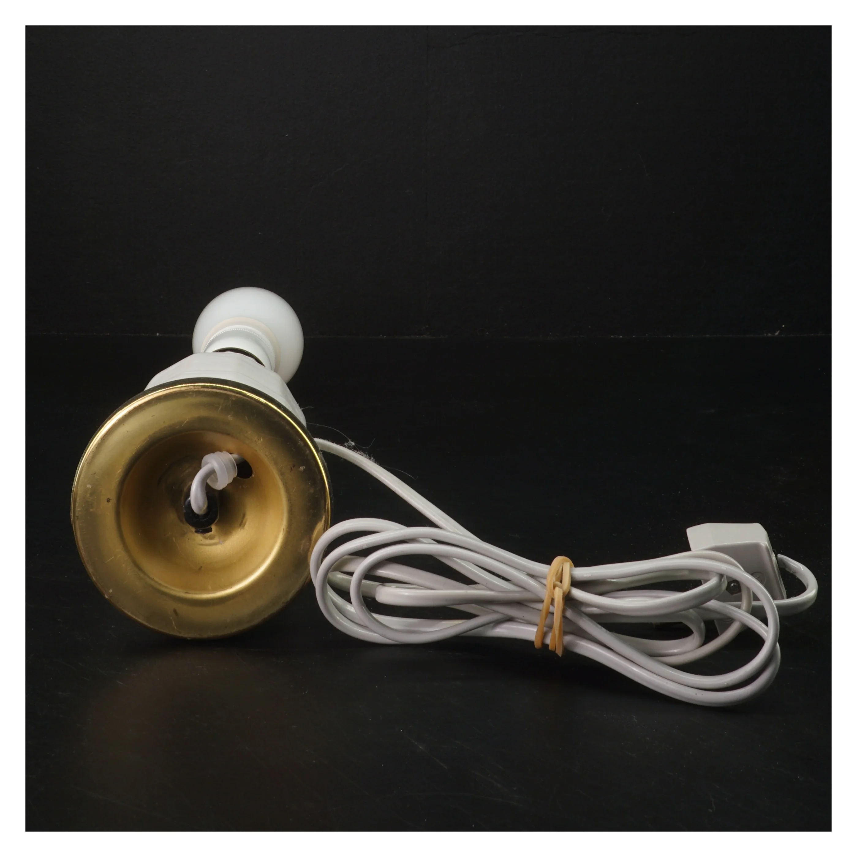 Hvid bordlampe med pære (str. Ø 8x h 36 cm)