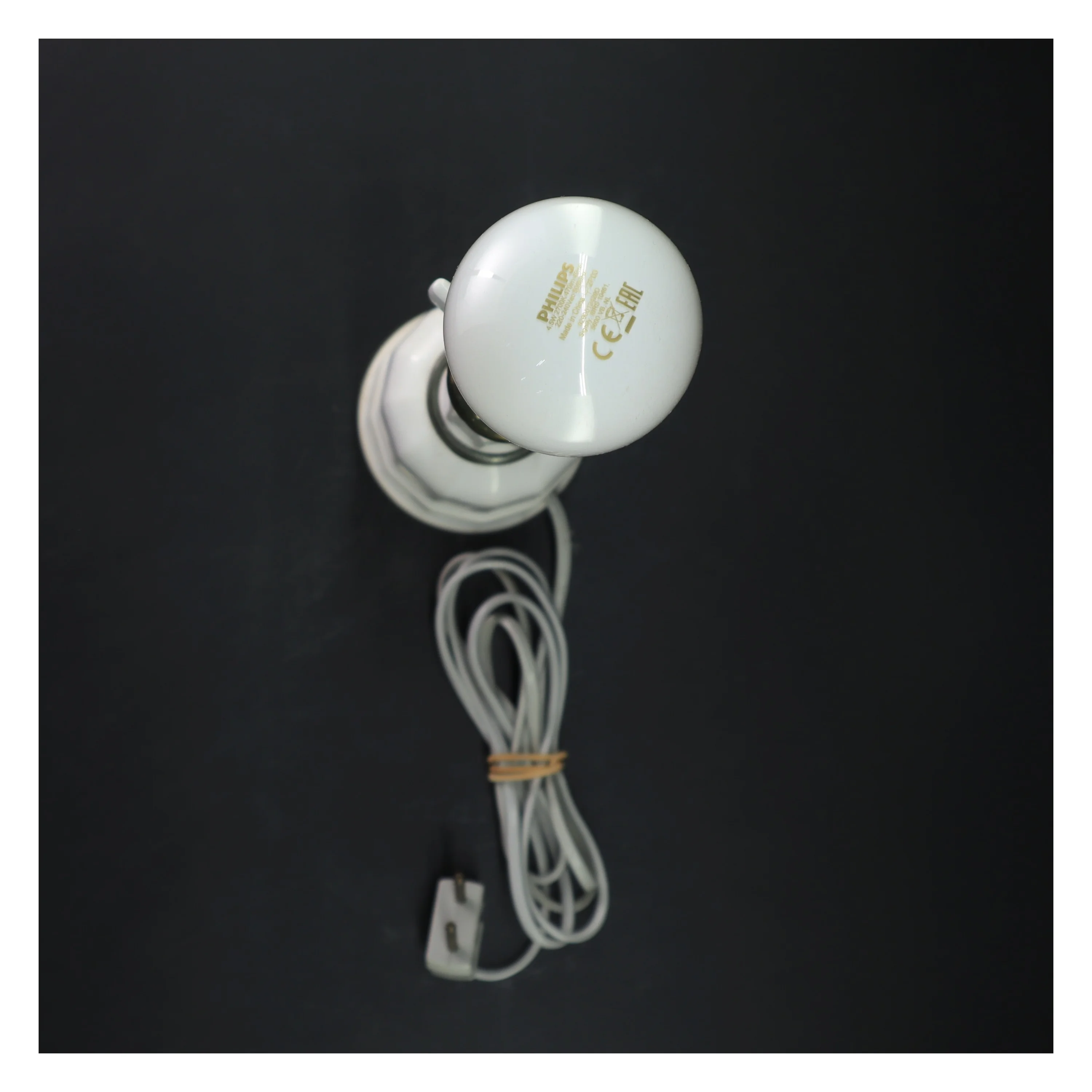 Hvid bordlampe med pære (str. Ø 8x h 36 cm)