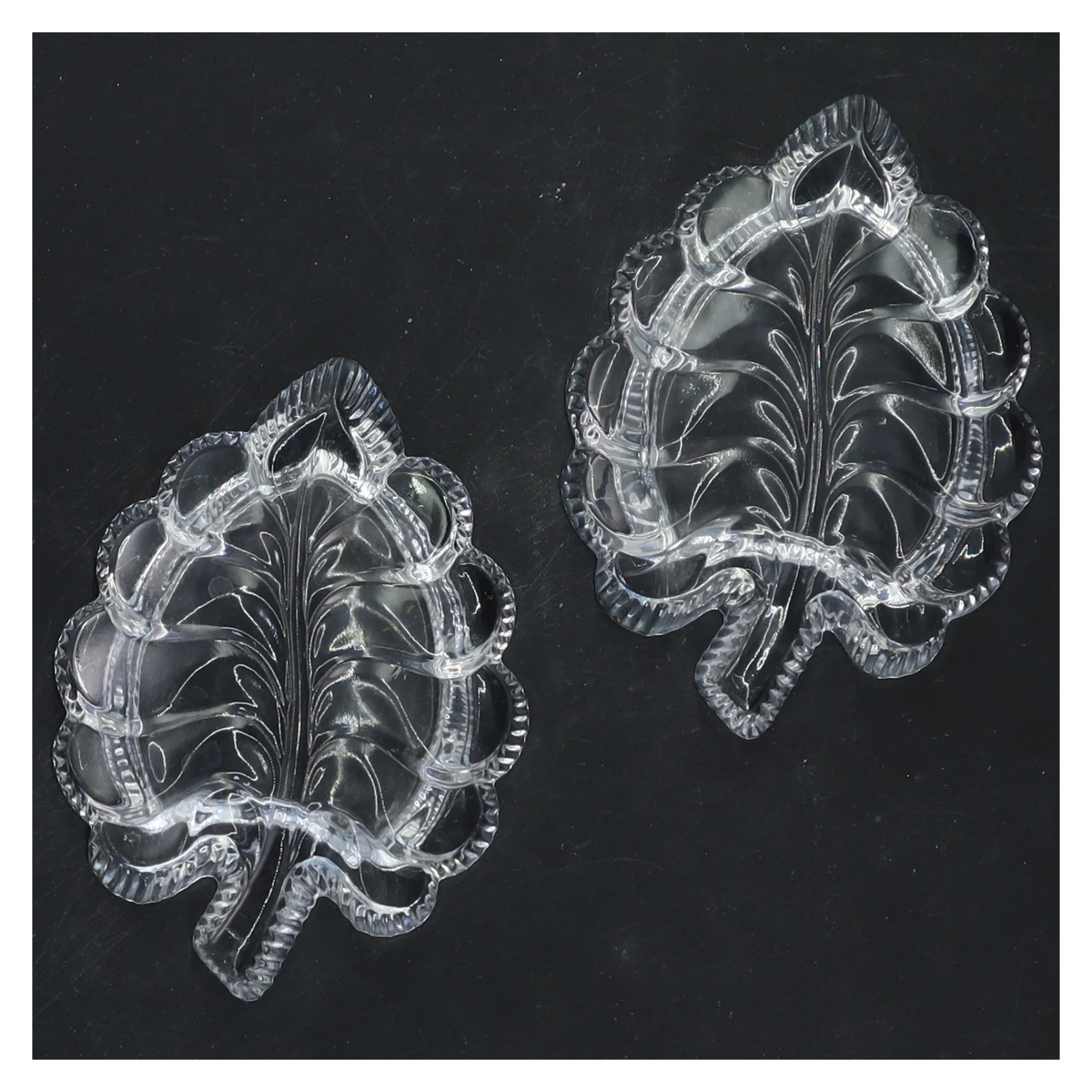 Klar bladformede glasfade (str. 11x8x2 cm)