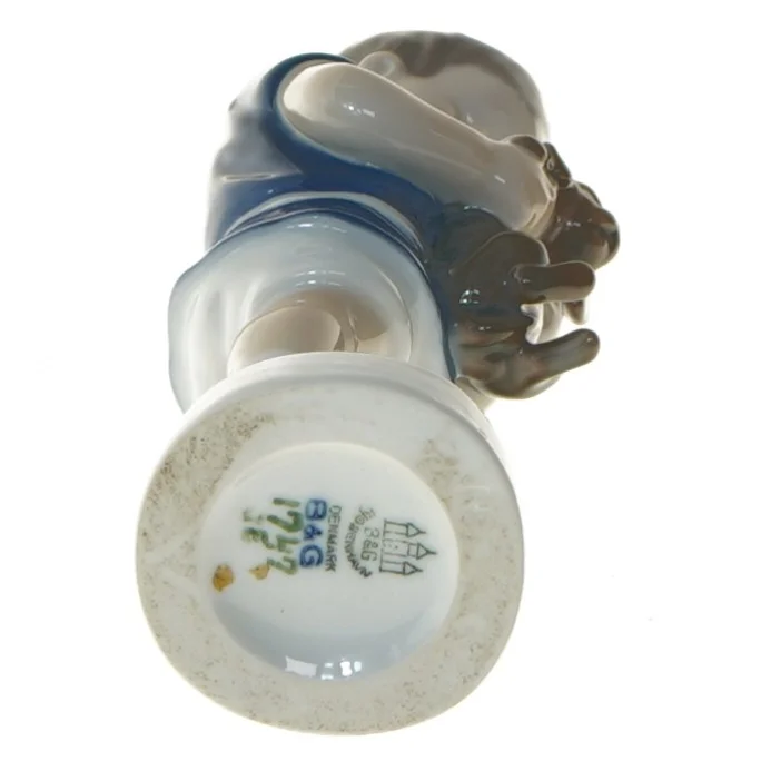 Porcelænsfigur af barn med hund (str. 17 cm) fra Bing Og Grøndahl 