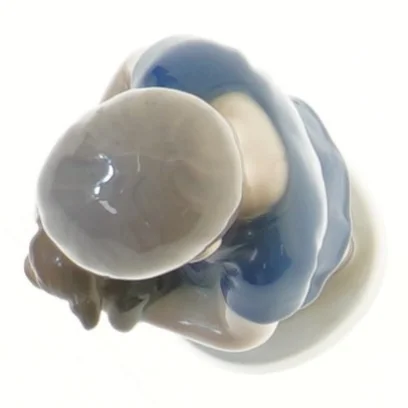 Porcelænsfigur af barn med hund (str. 17 cm) fra Bing Og Grøndahl 