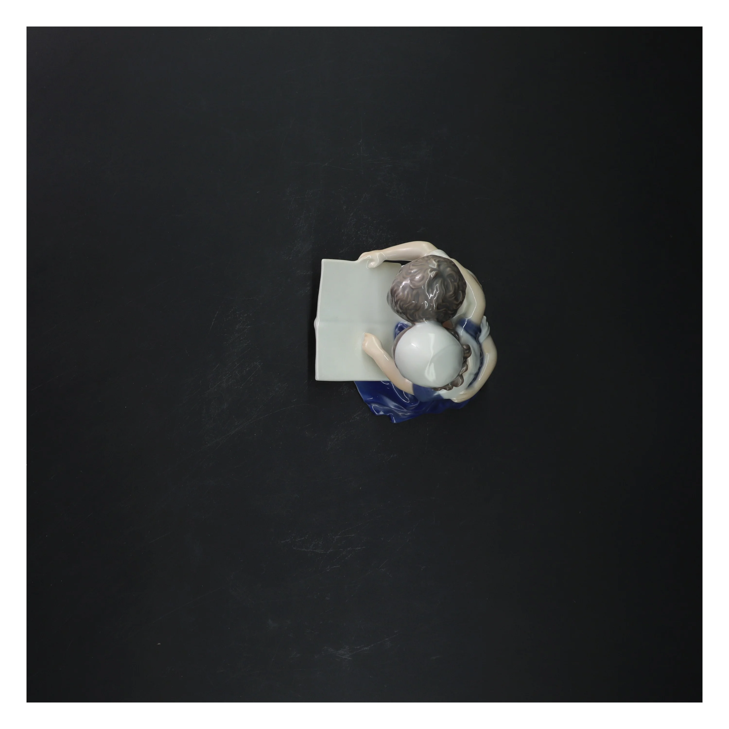 Porcelænsfigur af læsende børn fra Bing Og Grøndal (str. 10x10 cm)