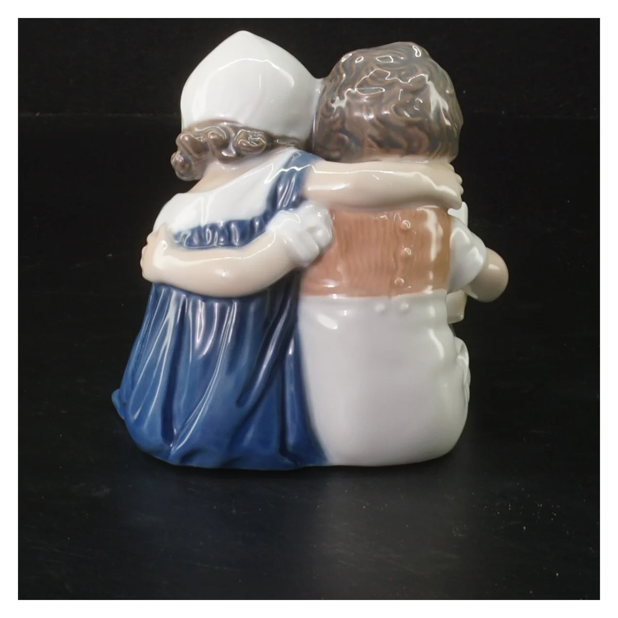 Porcelænsfigur af læsende børn fra Bing Og Grøndal (str. 10x10 cm)