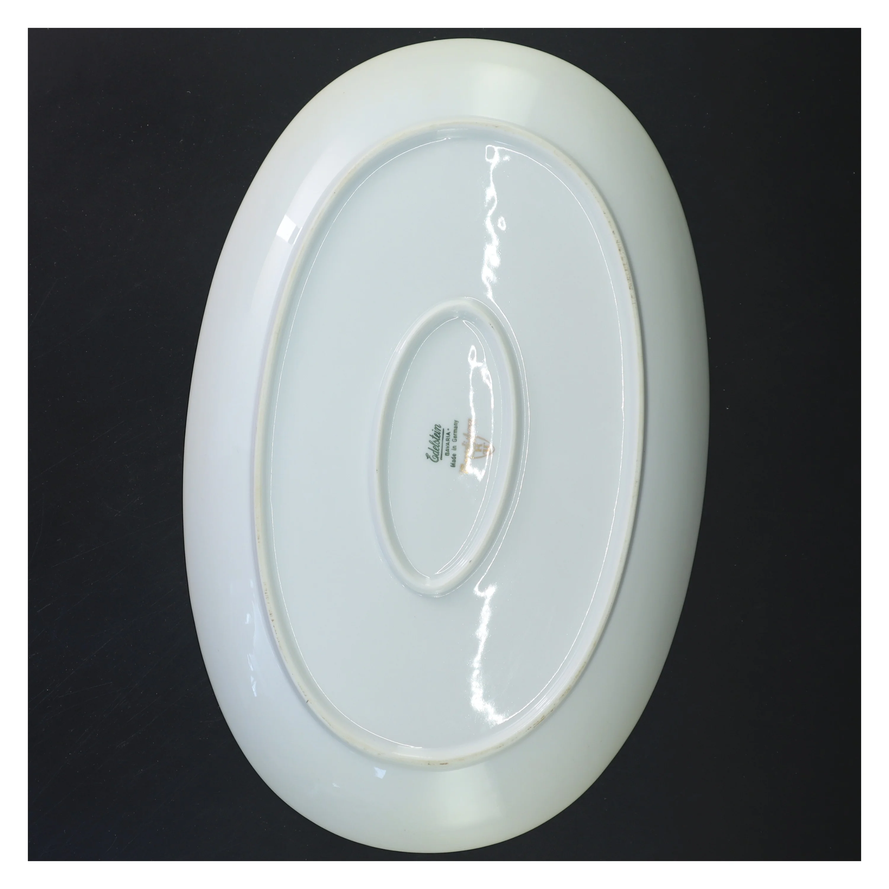 Oval porcelænsfad med guldkant (str. 33x21 cm)