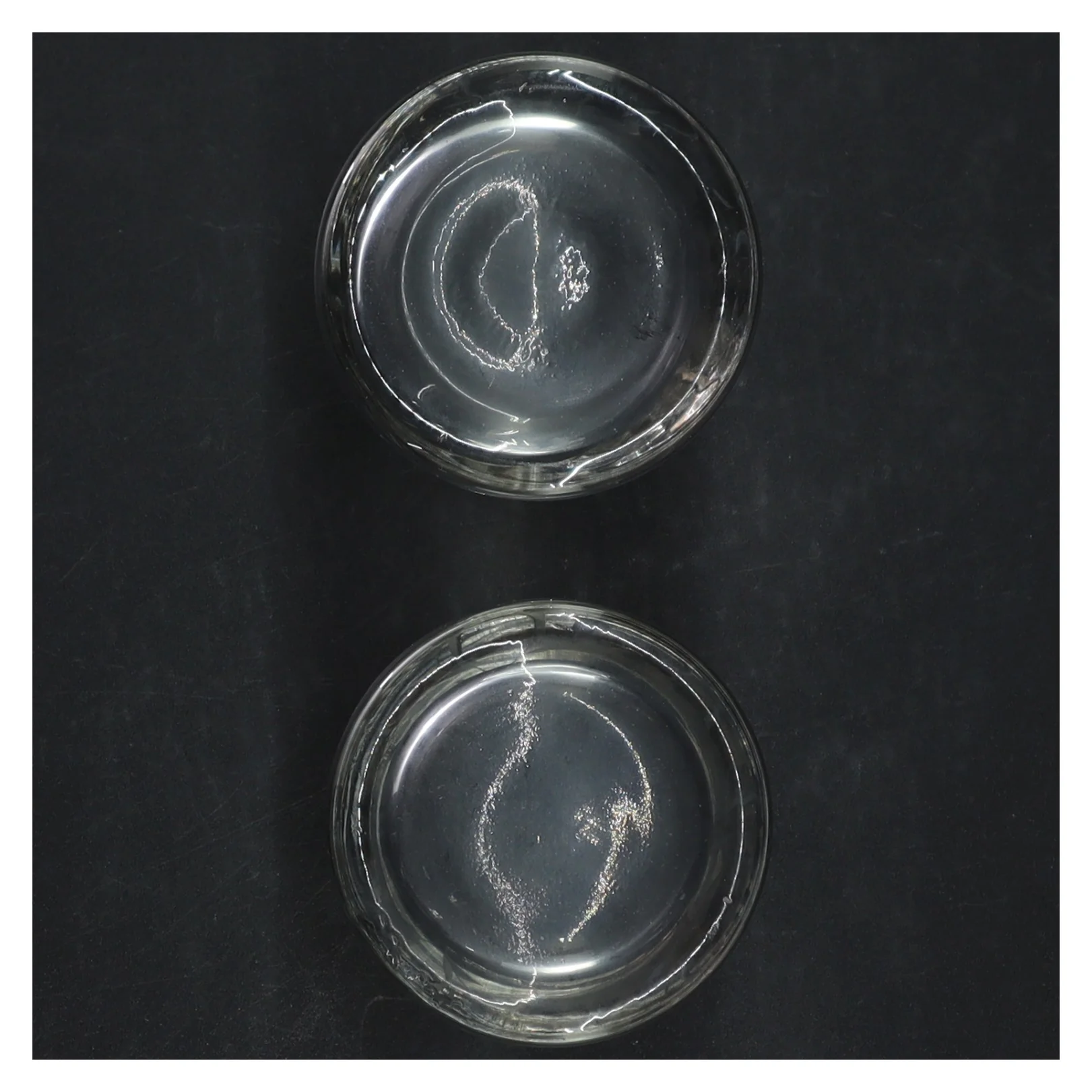 Glasskåle med slebet dekoration (str. H. 7 cm, ø 7 cm)