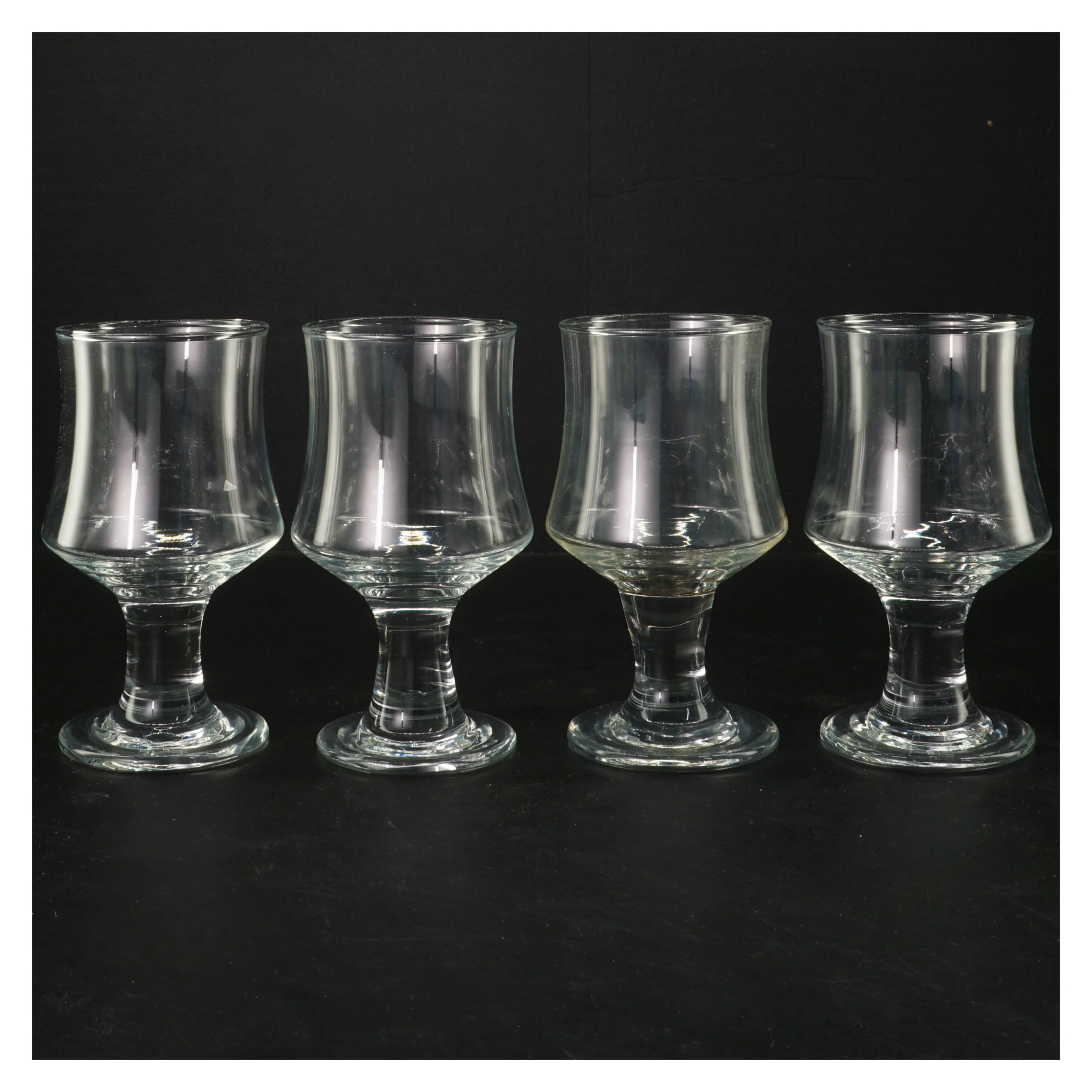 Fire glas på fod (str. 15 cm)