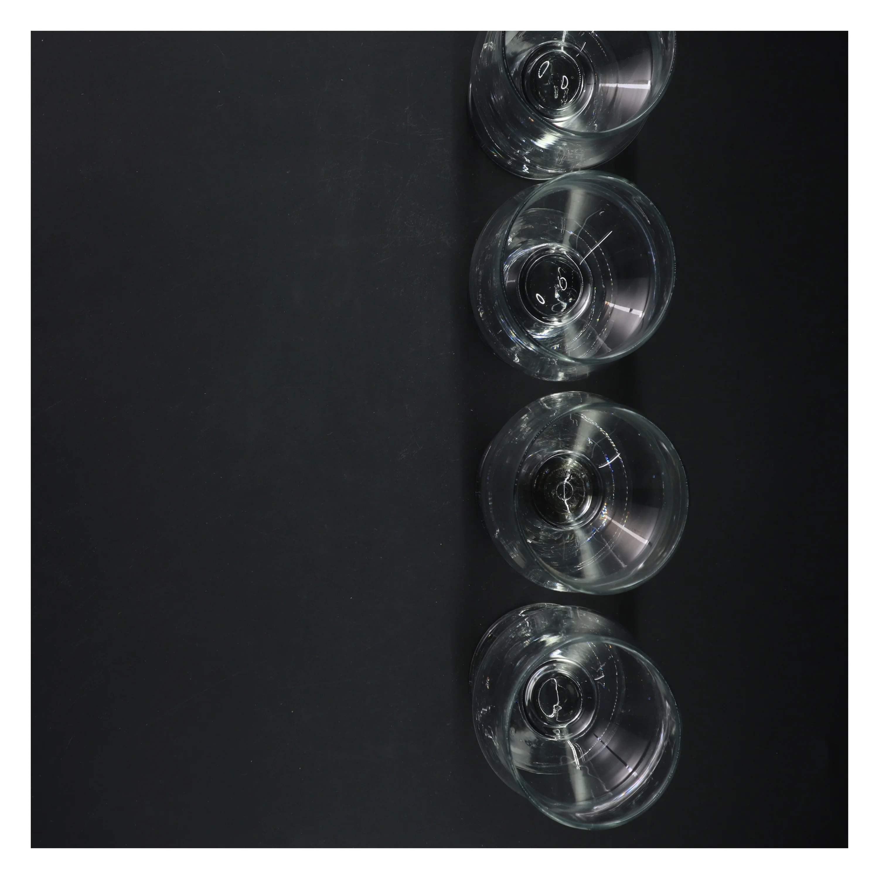 Fire glas på fod (str. 15 cm)