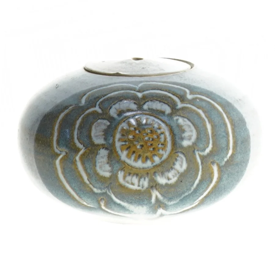 Keramik vase med blomsterdesign fra Hellerøe (str. 11 cm)