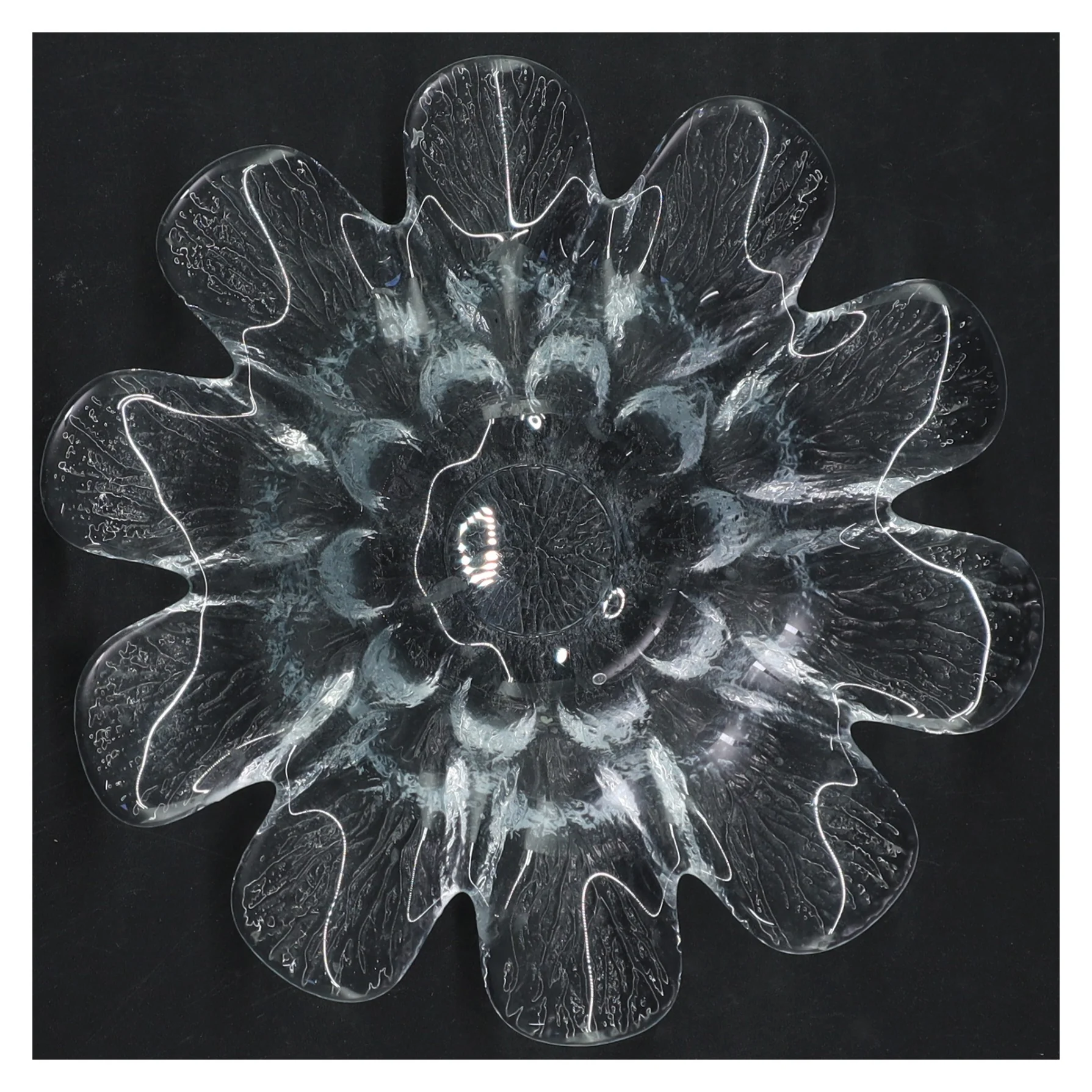 Glas skål med bølget kant (str. Ø 17 cm)