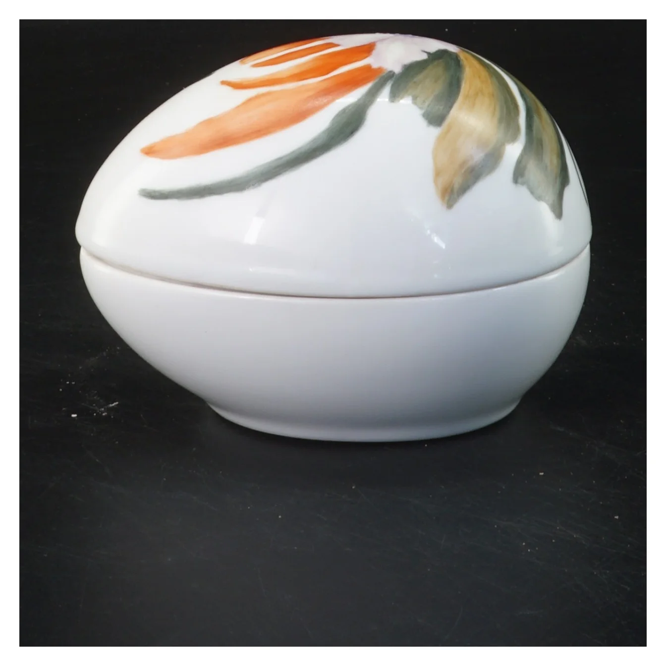 Lågkrukke med blomster motiv (str. 11x7,5 cm)