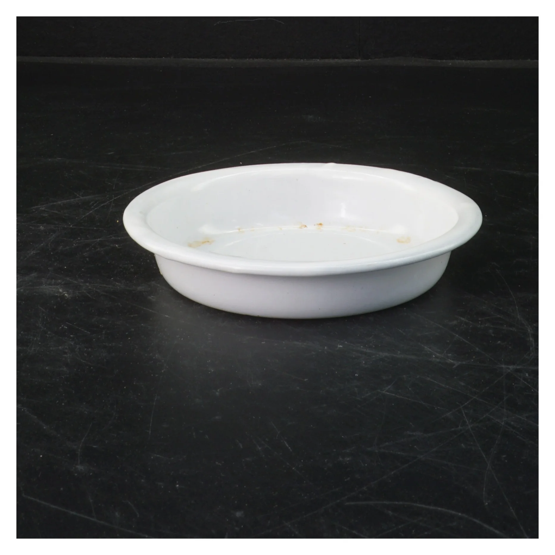 Rund hvid emaljefad med perforeret indsats (str. Ø 14 cm)