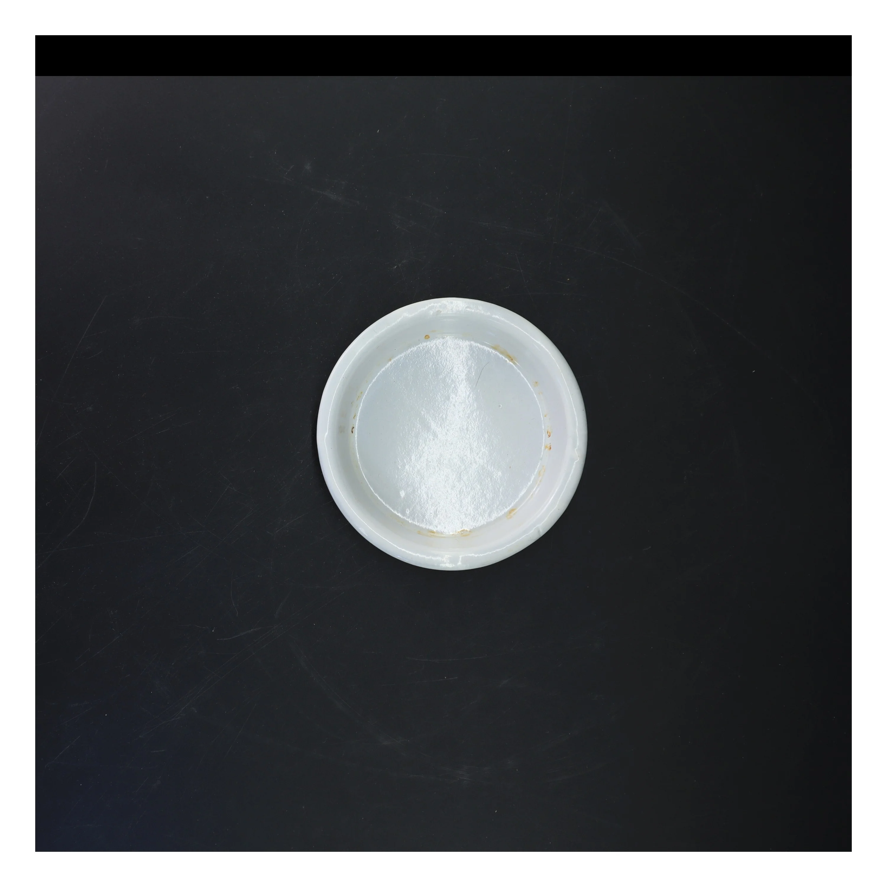 Rund hvid emaljefad med perforeret indsats (str. Ø 14 cm)