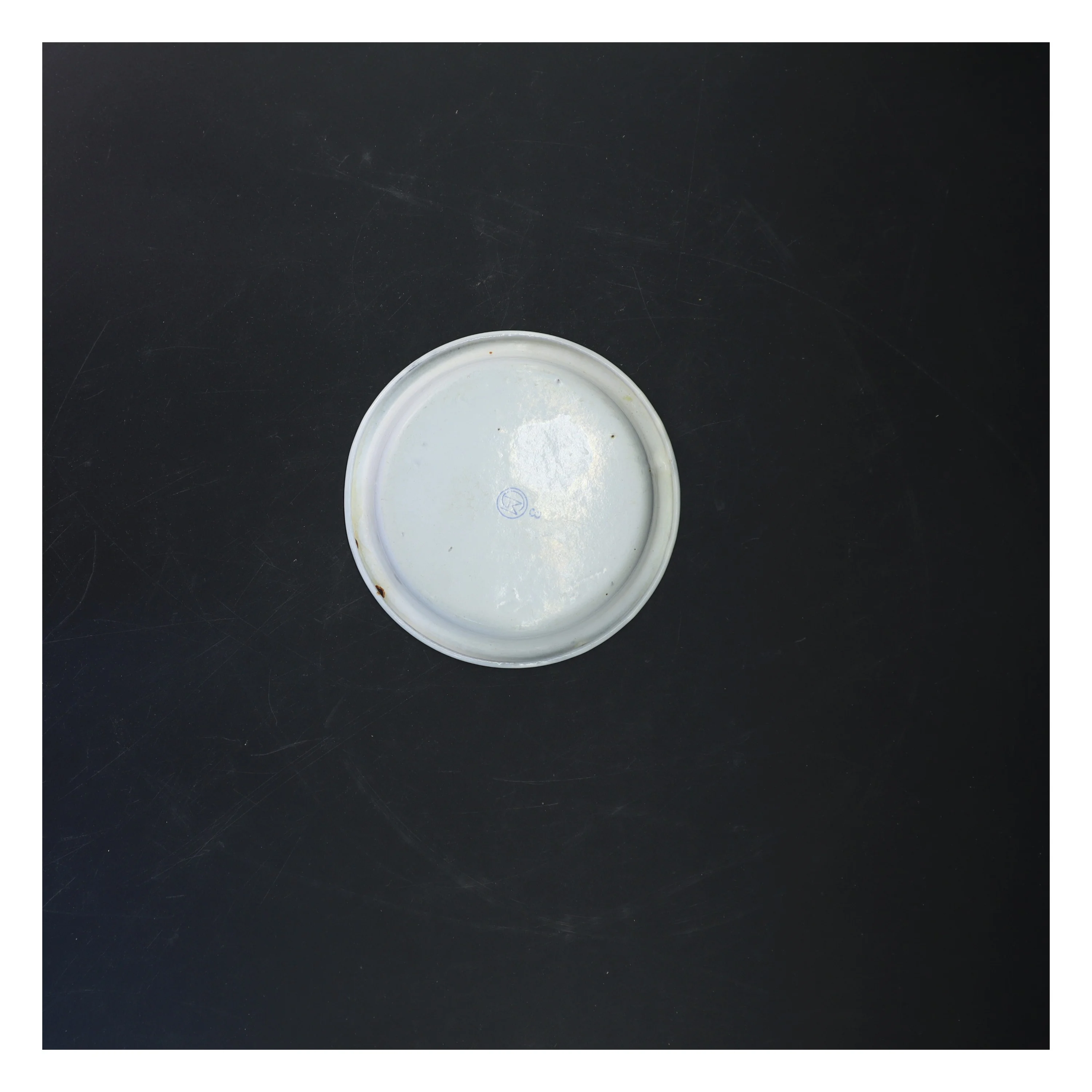 Rund hvid emaljefad med perforeret indsats (str. Ø 14 cm)