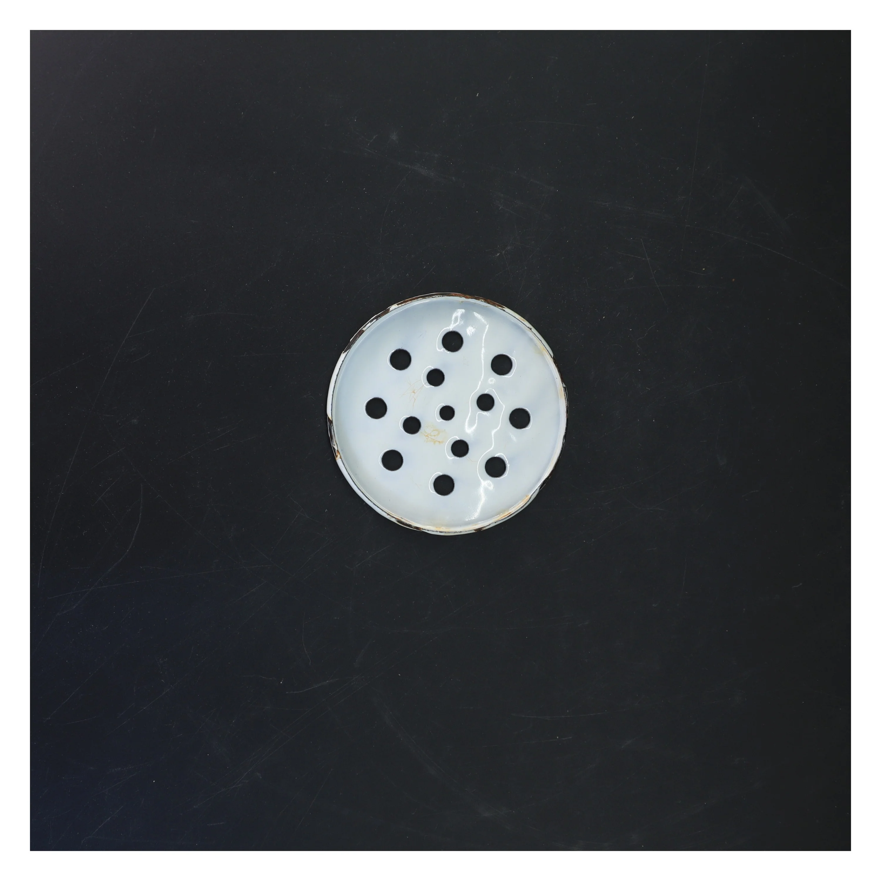 Rund hvid emaljefad med perforeret indsats (str. Ø 14 cm)