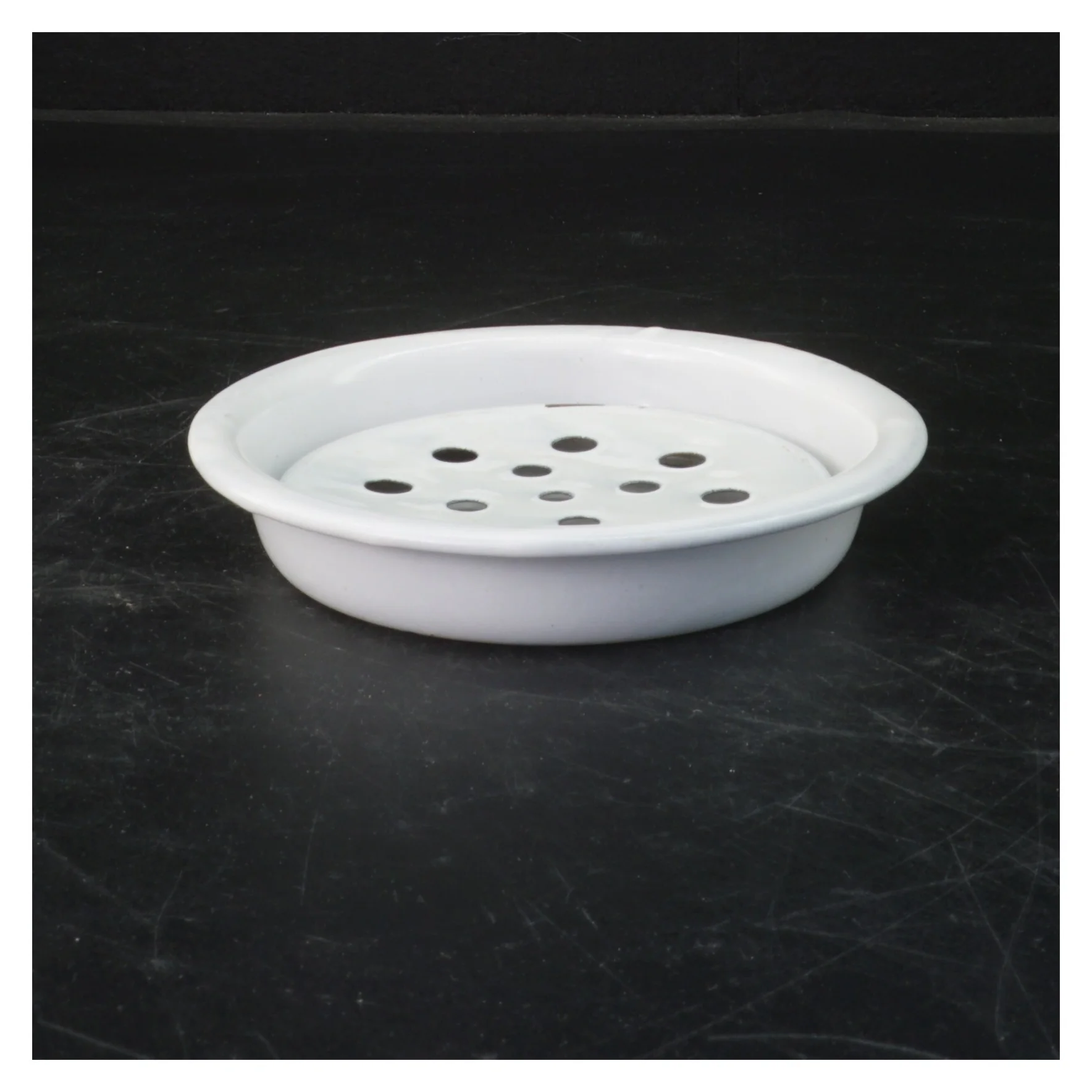Rund hvid emaljefad med perforeret indsats (str. Ø 14 cm)