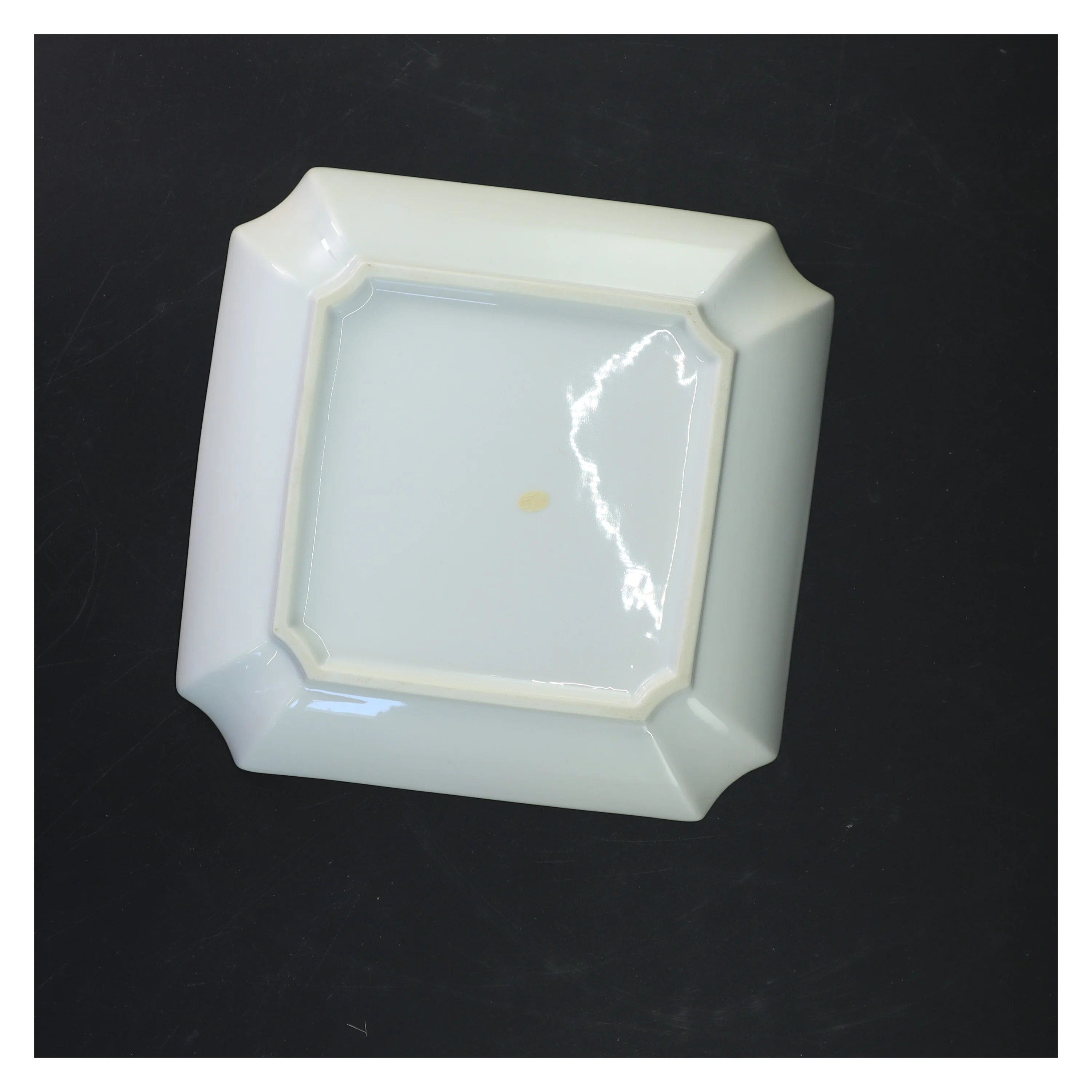 Porcelænsfad med påfuglemotiv (str. 20x20 cm)