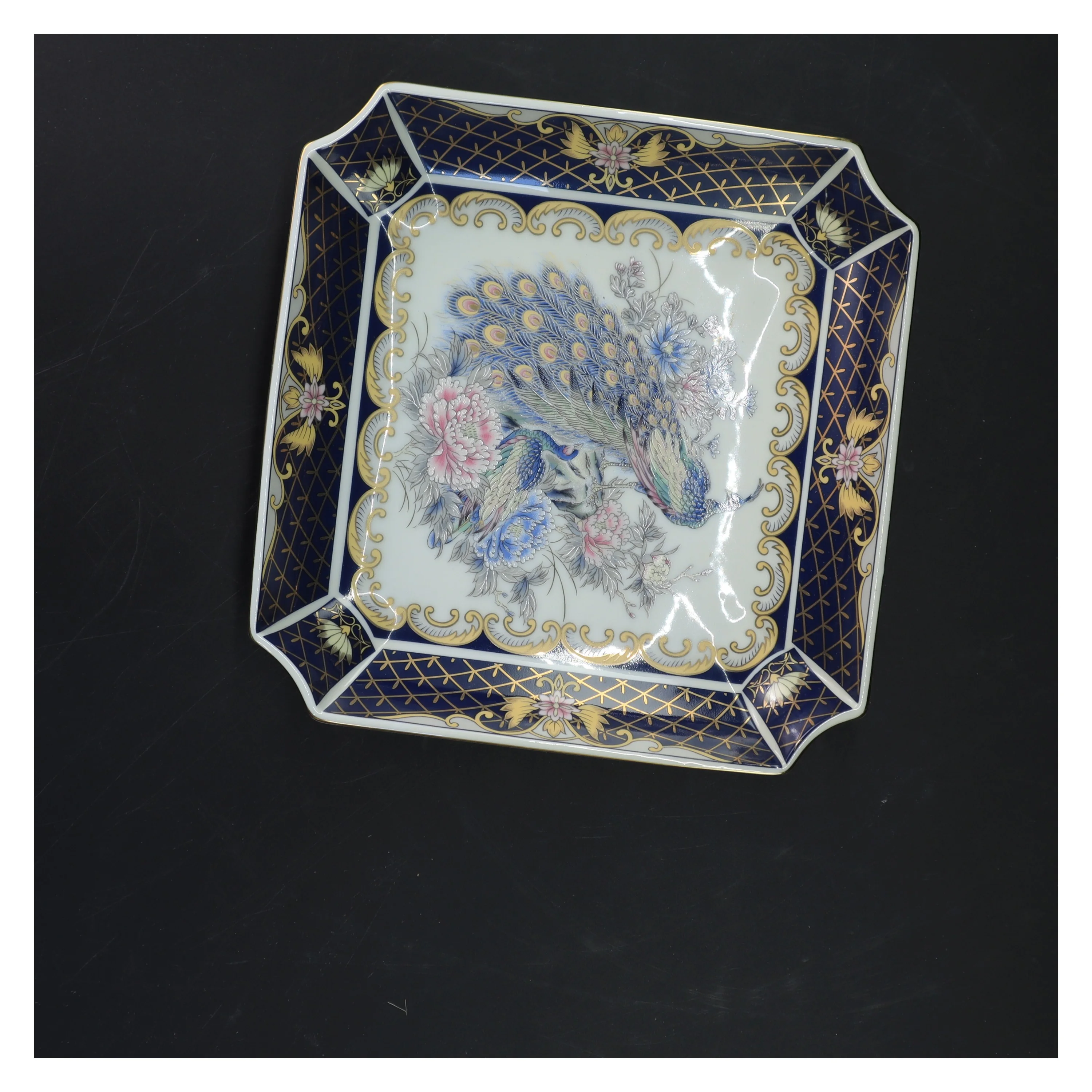 Porcelænsfad med påfuglemotiv (str. 20x20 cm)