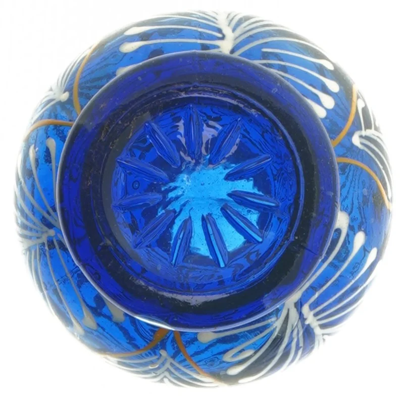 Blå glasvase med dekorativt mønster (str. 15 cm)