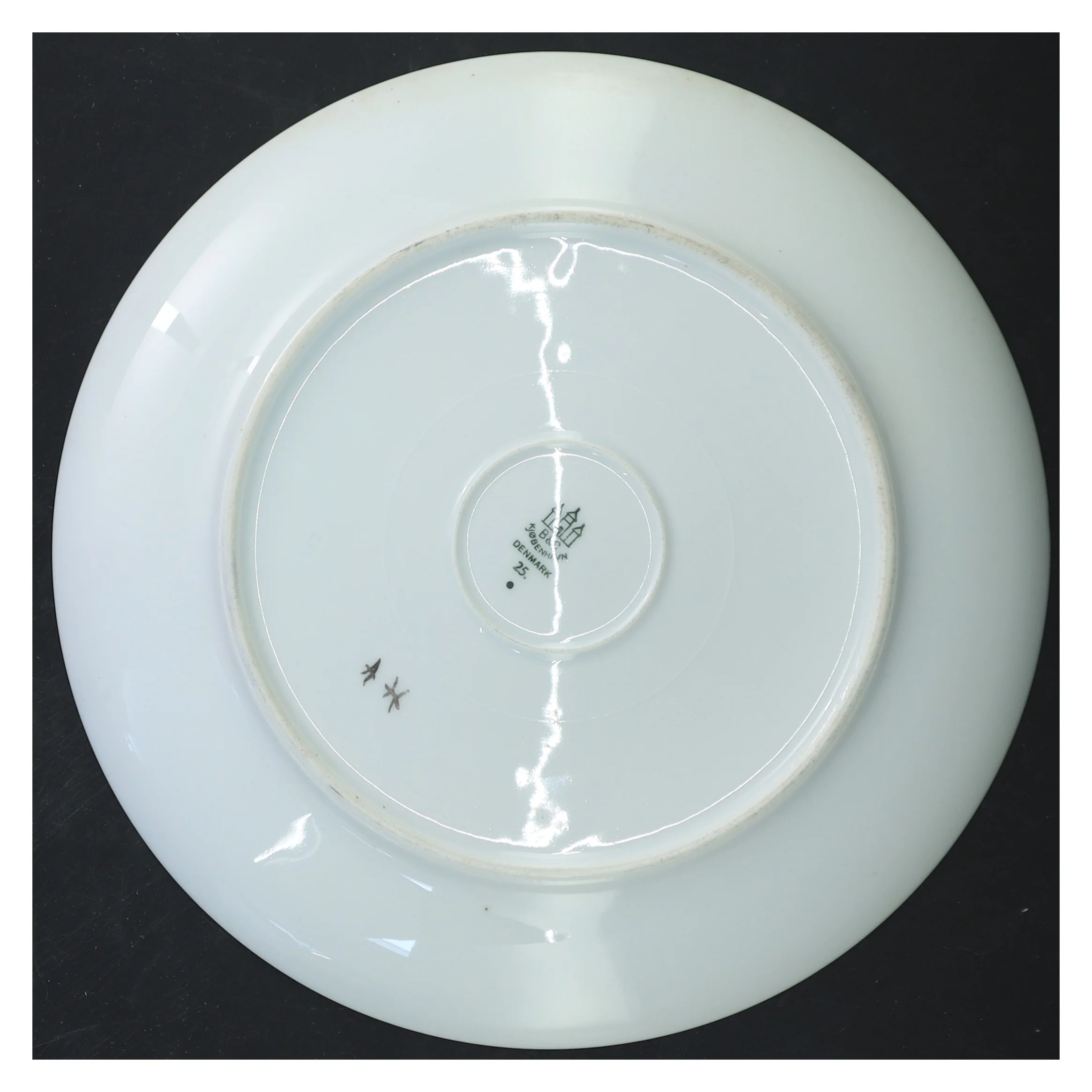 Dekorativt porcelænsfad med fuglemotiv fra b&g (str. Ø 24 cm)