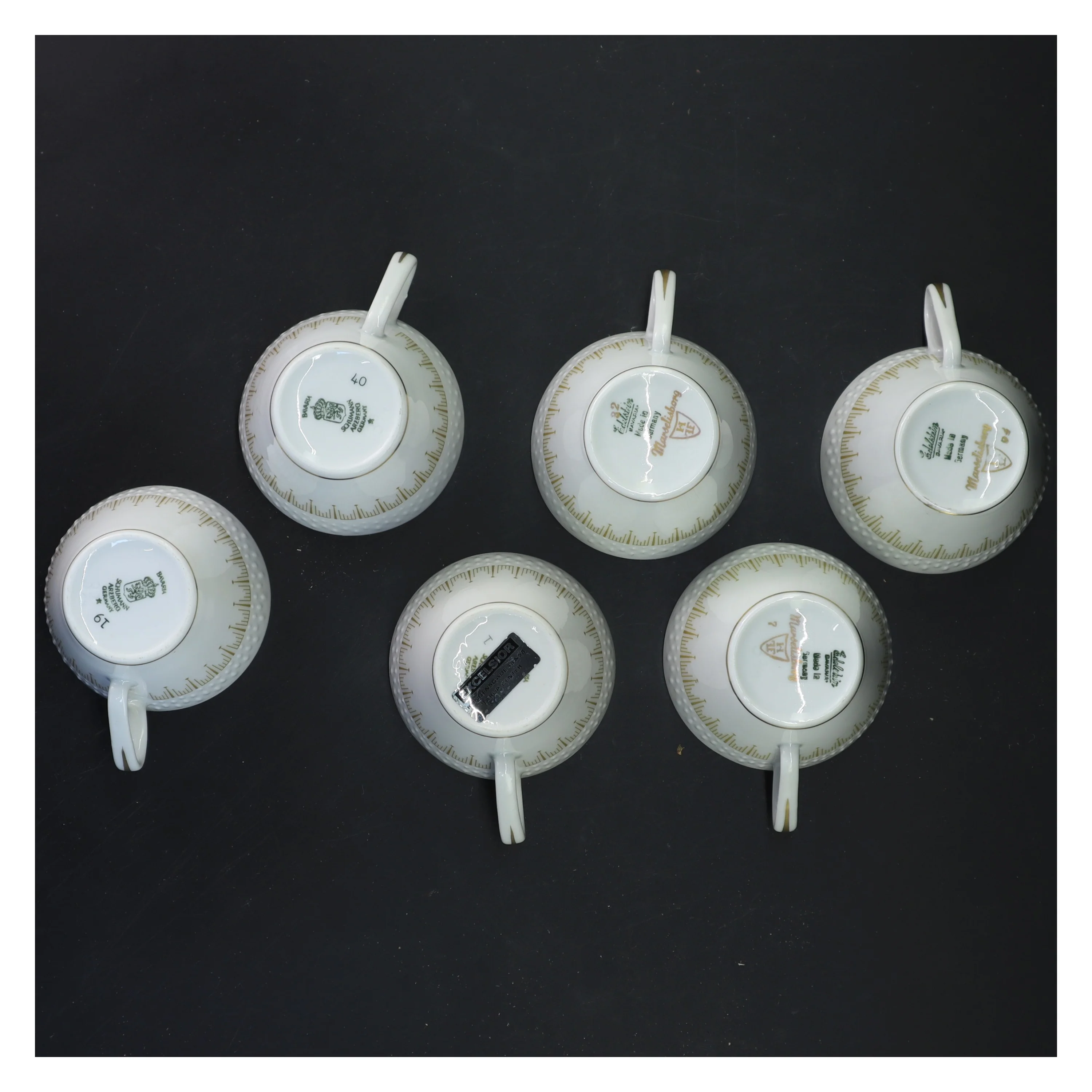 Kaffekopper og underkopper (str. Ø 14&ø7,5x6,5 cm) fra Royal Copenhagen