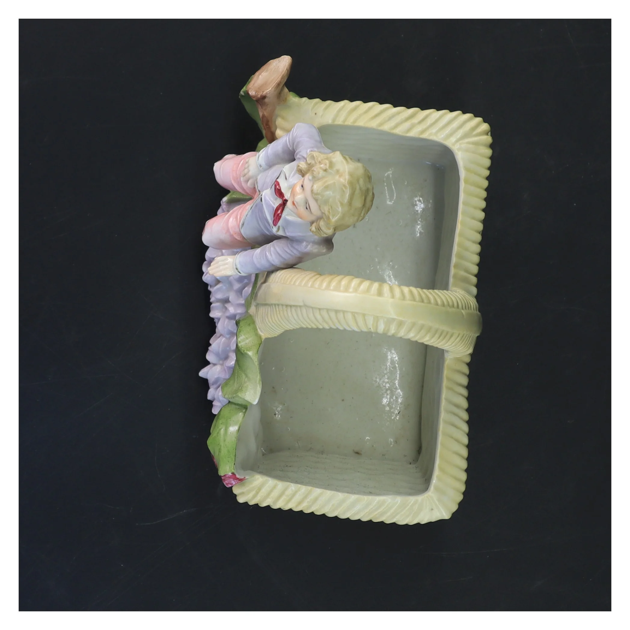 Dekorativ keramisk figurvase med dreng (str. 15x12x8 cm)