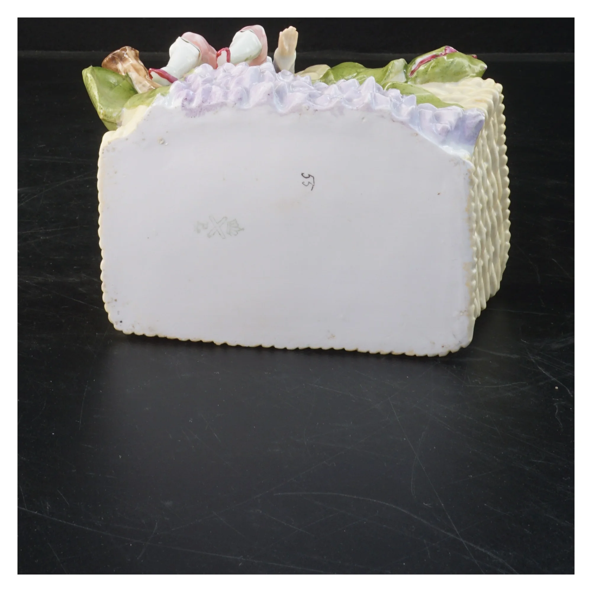 Dekorativ keramisk figurvase med dreng (str. 15x12x8 cm)