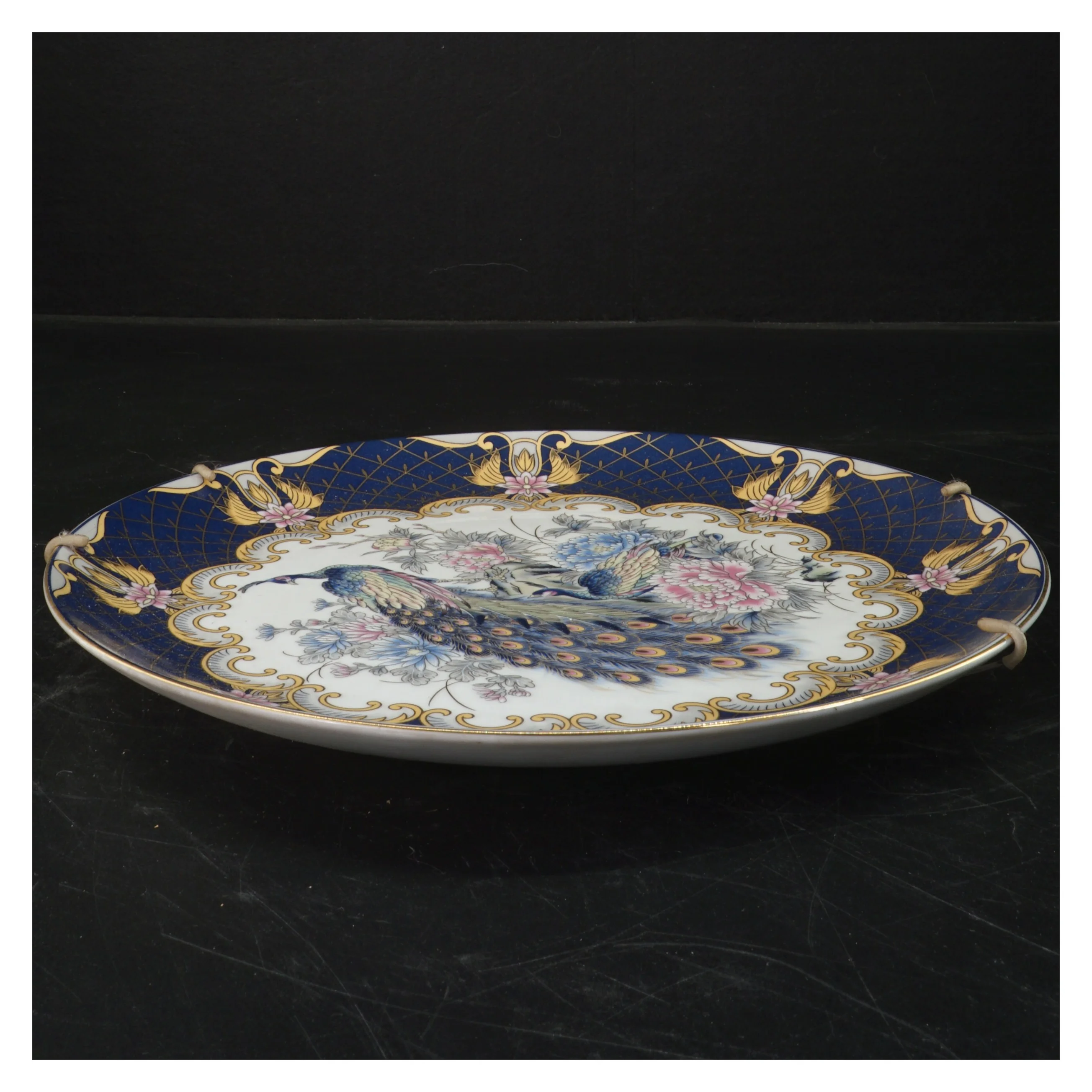 Dekorativ porcelænstallerken med påfuglemotiv (str. Ø 26,5 cm)