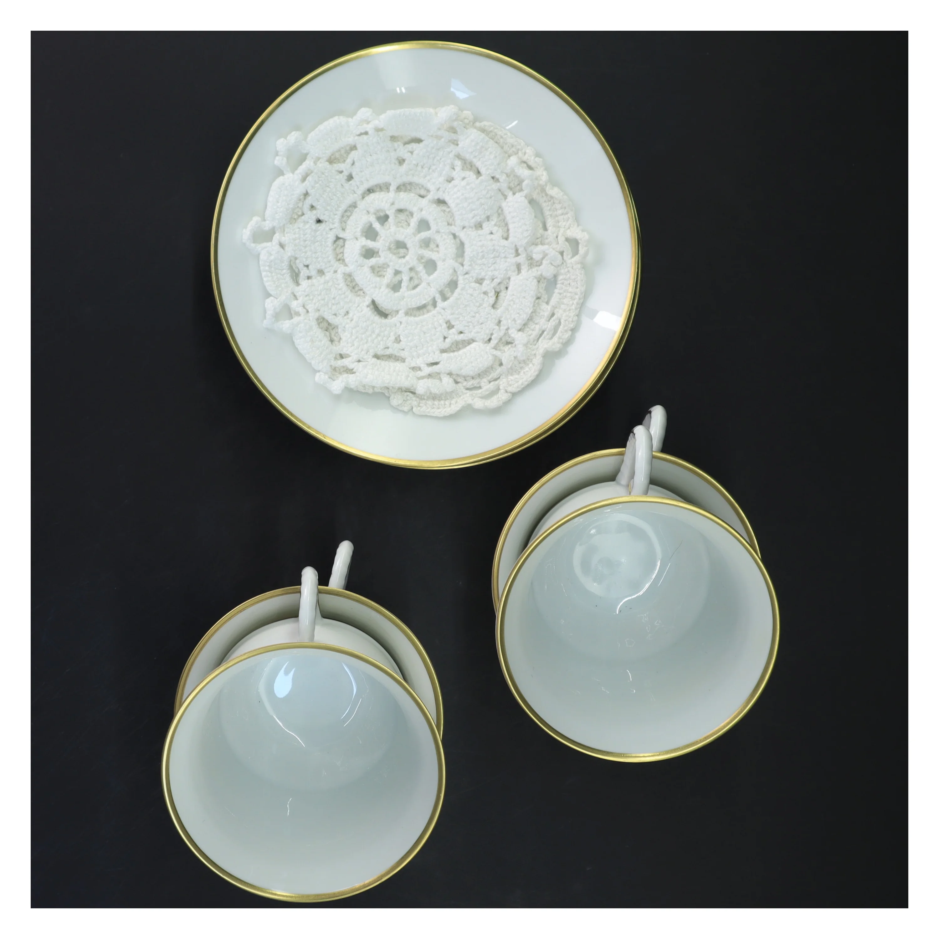 Porcelænssæt med kopper og tallerkener fra B&G (str. 9x11&ø16 cm)