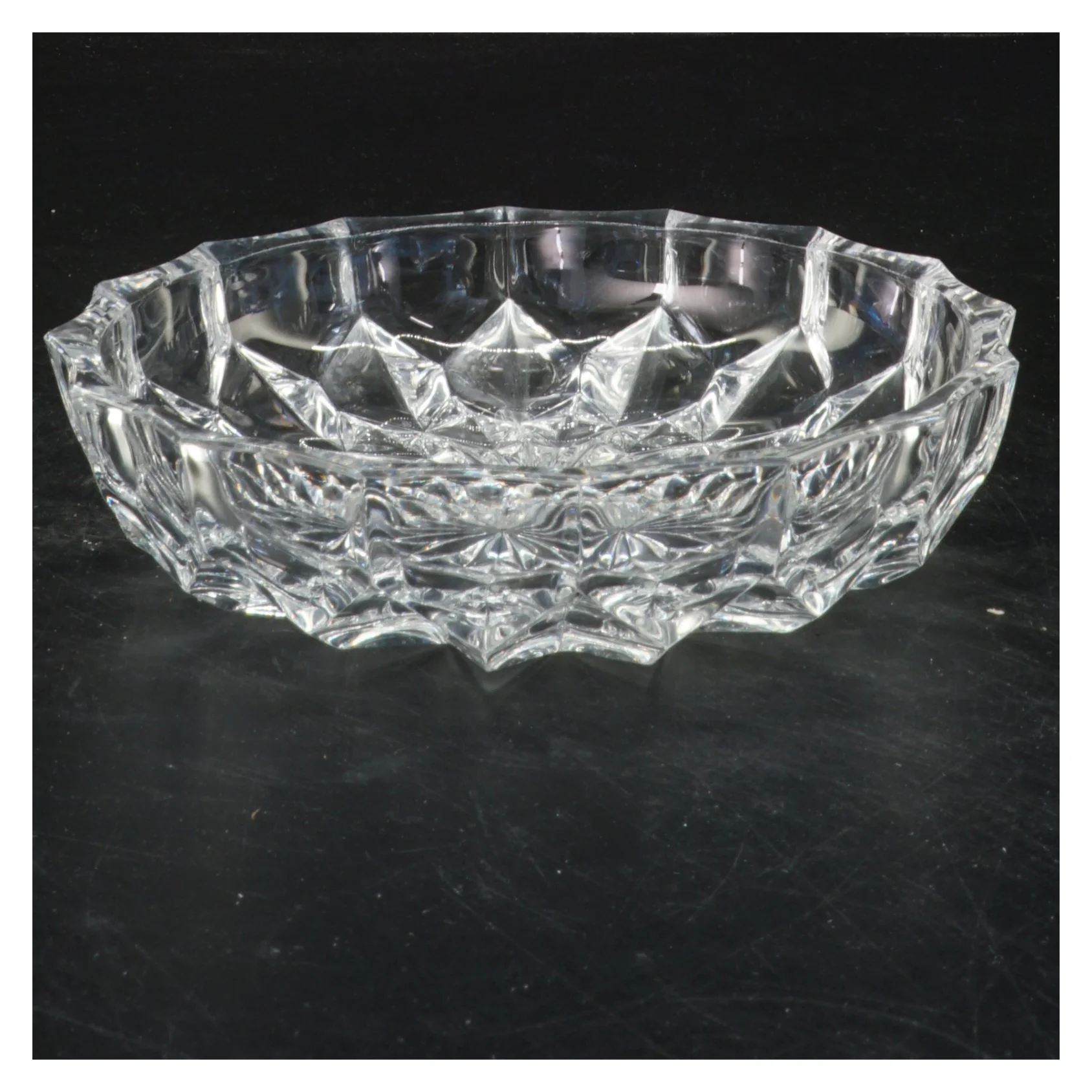 Glas skåle med stjerne mønster (str. 16x3 cm)