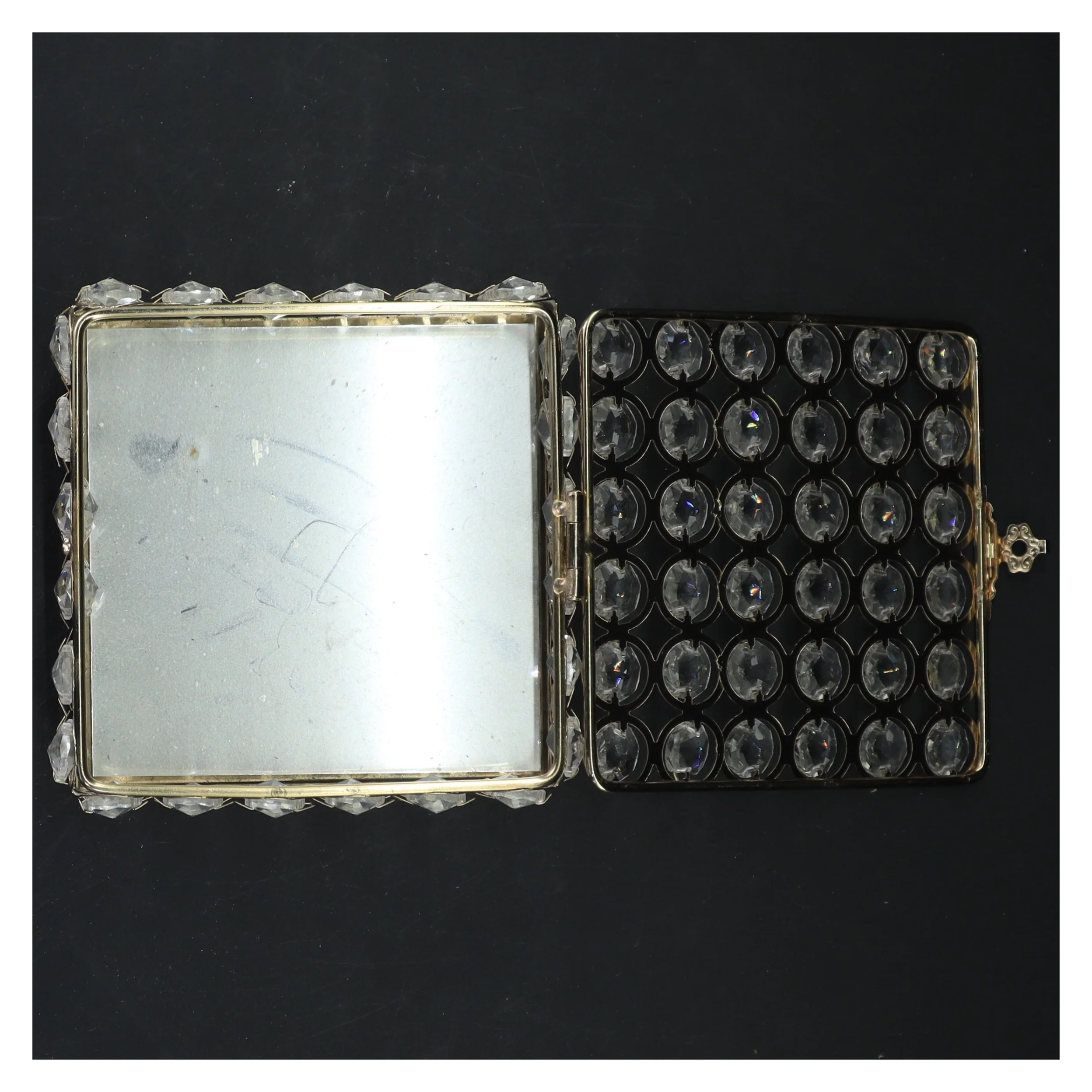 Dekorativ skrin med klare sten og gylden ramme (str. 13x13x6 cm)