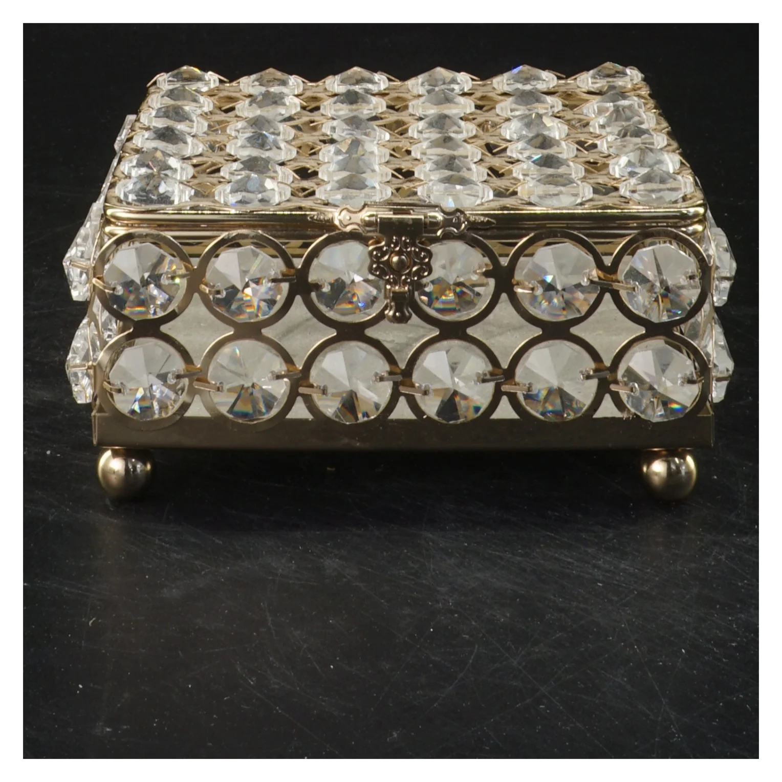 Dekorativ skrin med klare sten og gylden ramme (str. 13x13x6 cm)