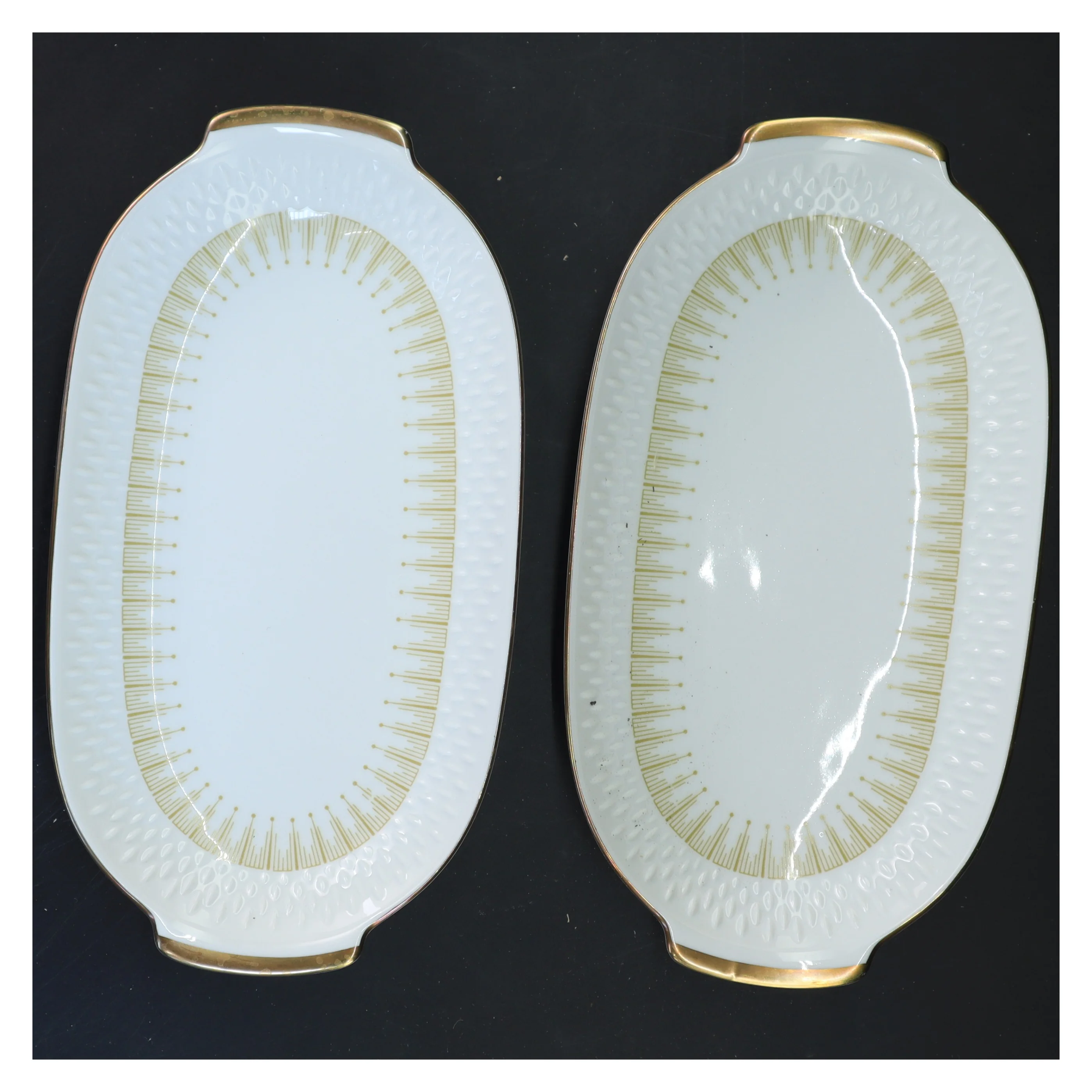 Sæt af to porcelænsfade med guldkant (str. 24,5x13 cm)