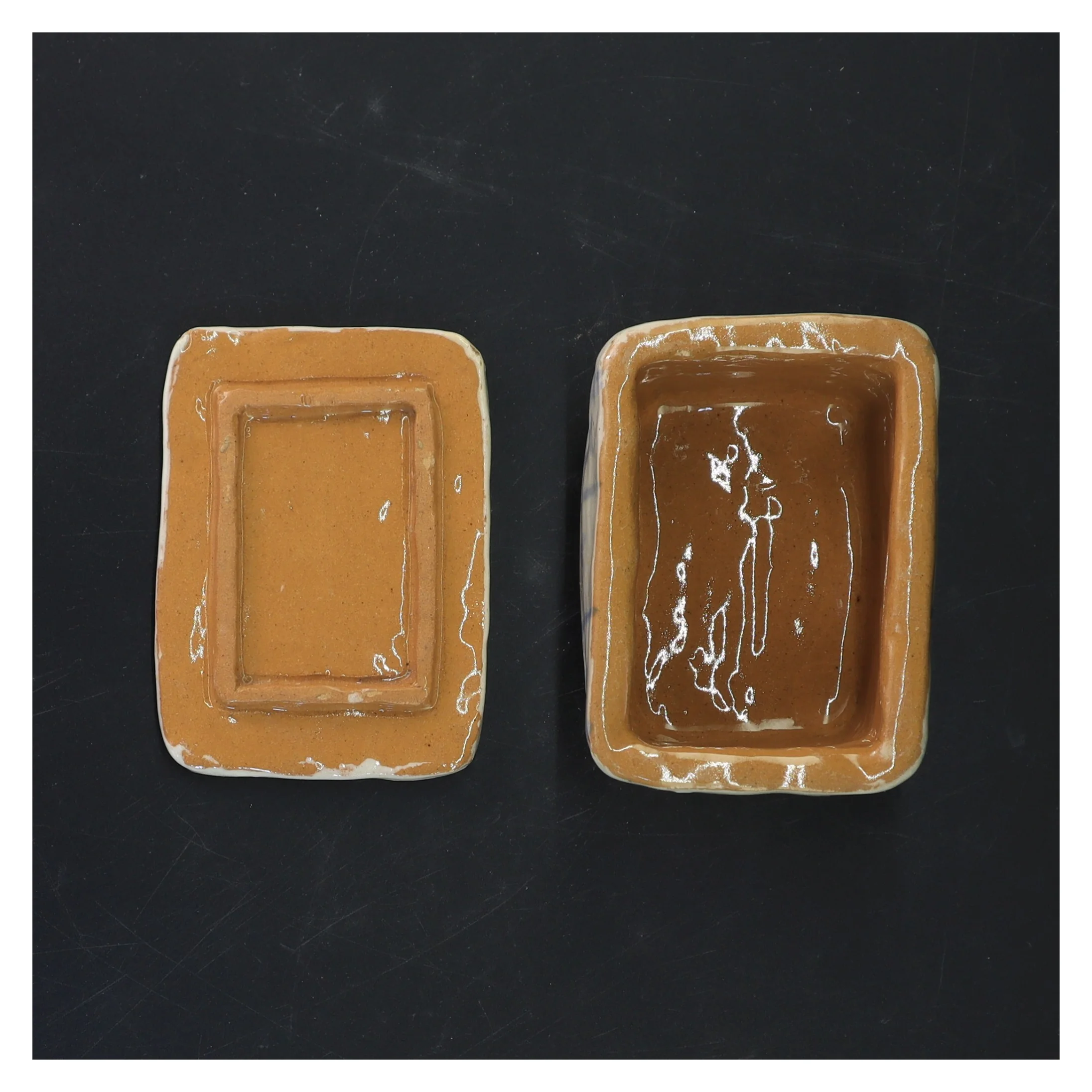 Keramikbeholder med låg (str. 10x7x7 cm)