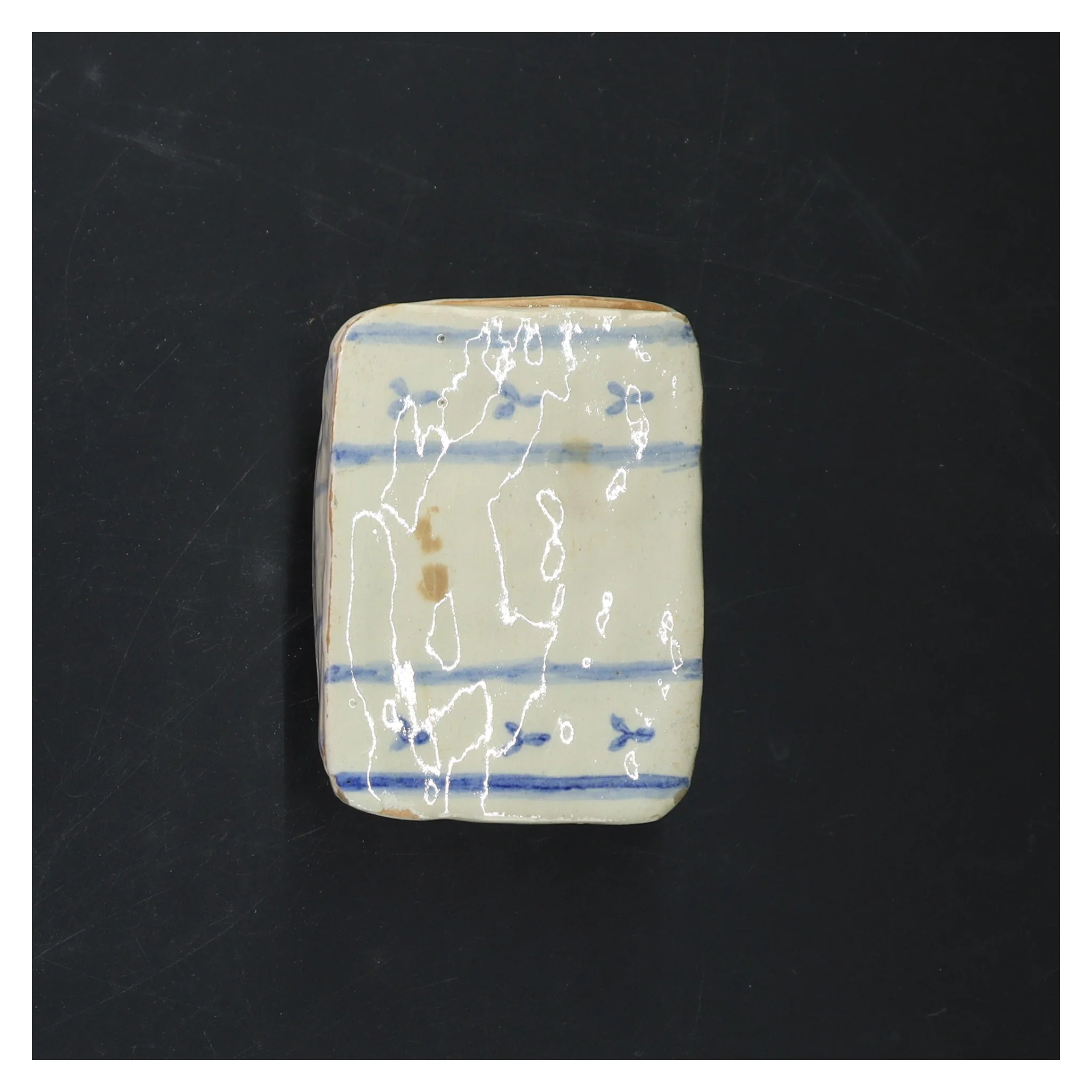 Keramikbeholder med låg (str. 10x7x7 cm)