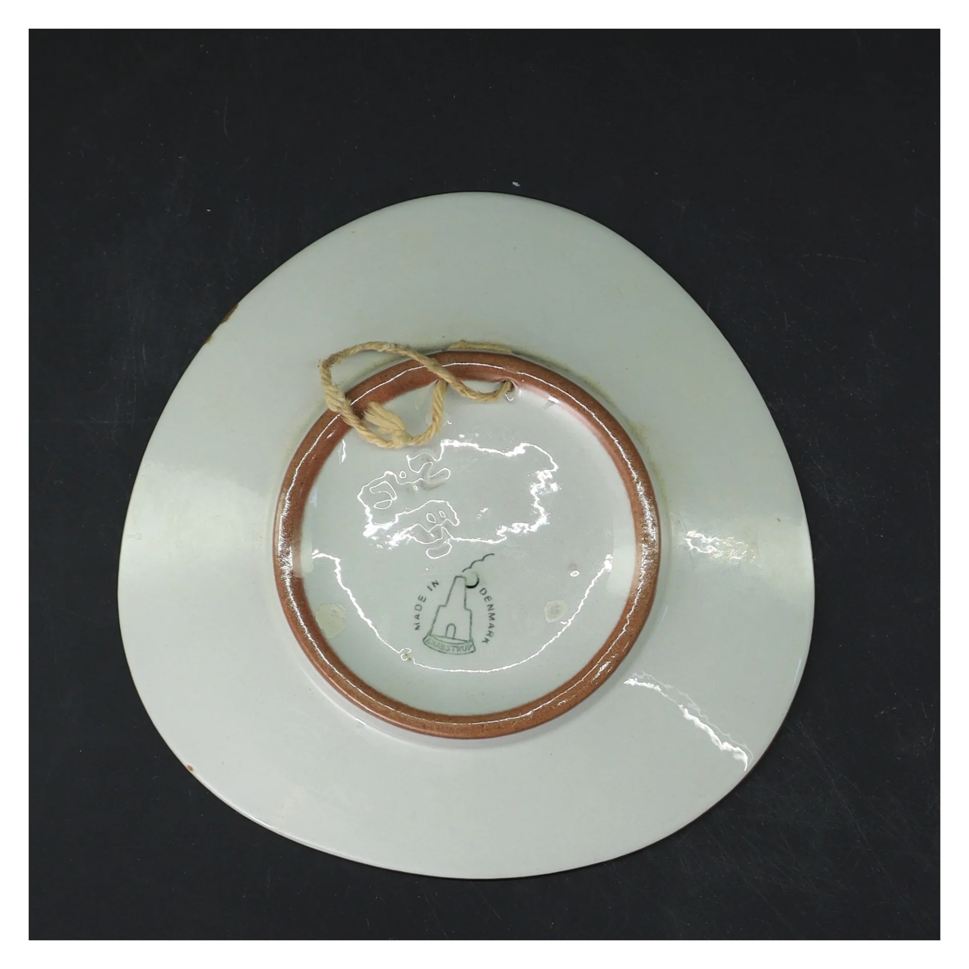 Keramisk vægplatte med tegneserie-motiv fra Knabstrup (str. Ø 15,5 cm)