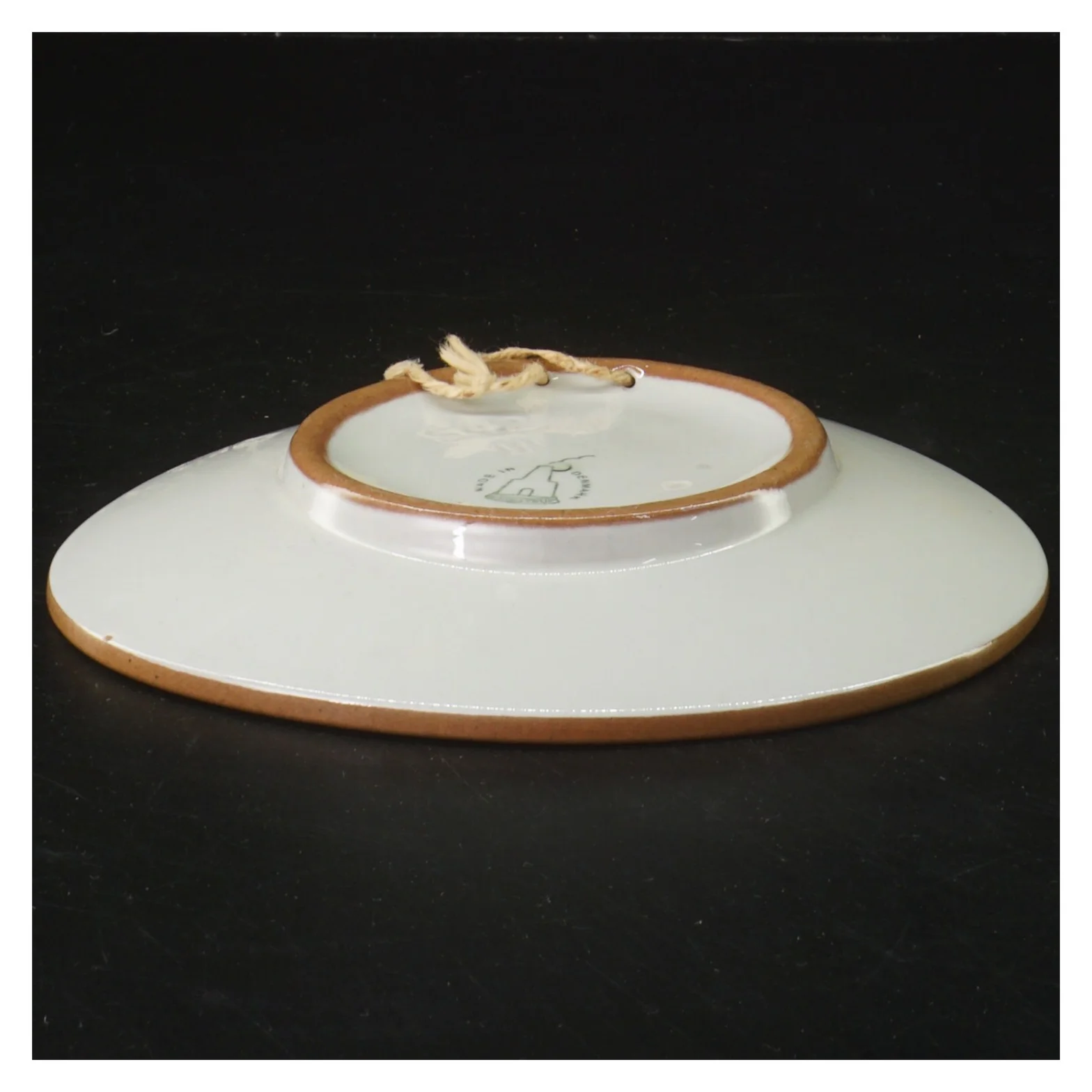 Keramisk vægplatte med tegneserie-motiv fra Knabstrup (str. Ø 15,5 cm)