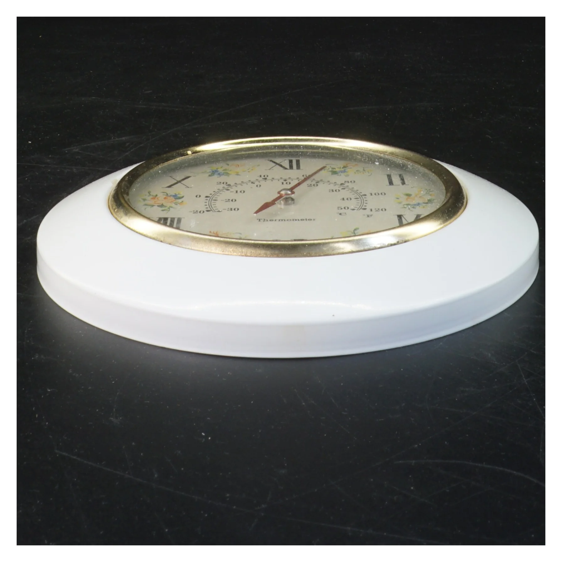 Væghængt termometer og ur (str. Ø 17 cm)