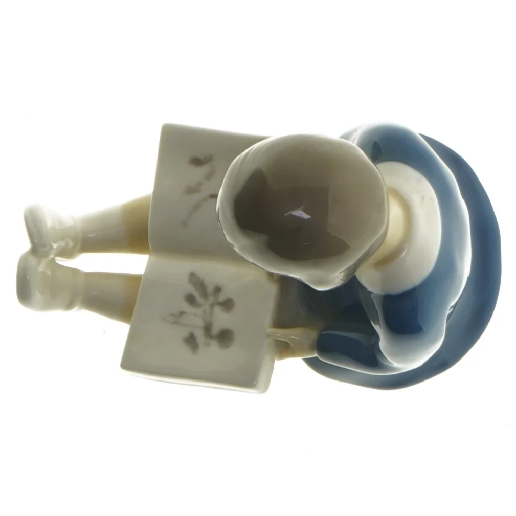 Porcelænsfigur af barn læsende fra B&G (str. 11x11,5 cm)