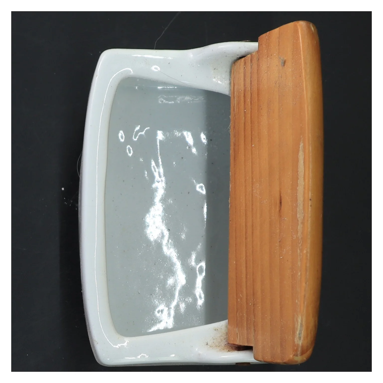 Vægmonteret beholder med trælåg (str. 14x13x8 cm)