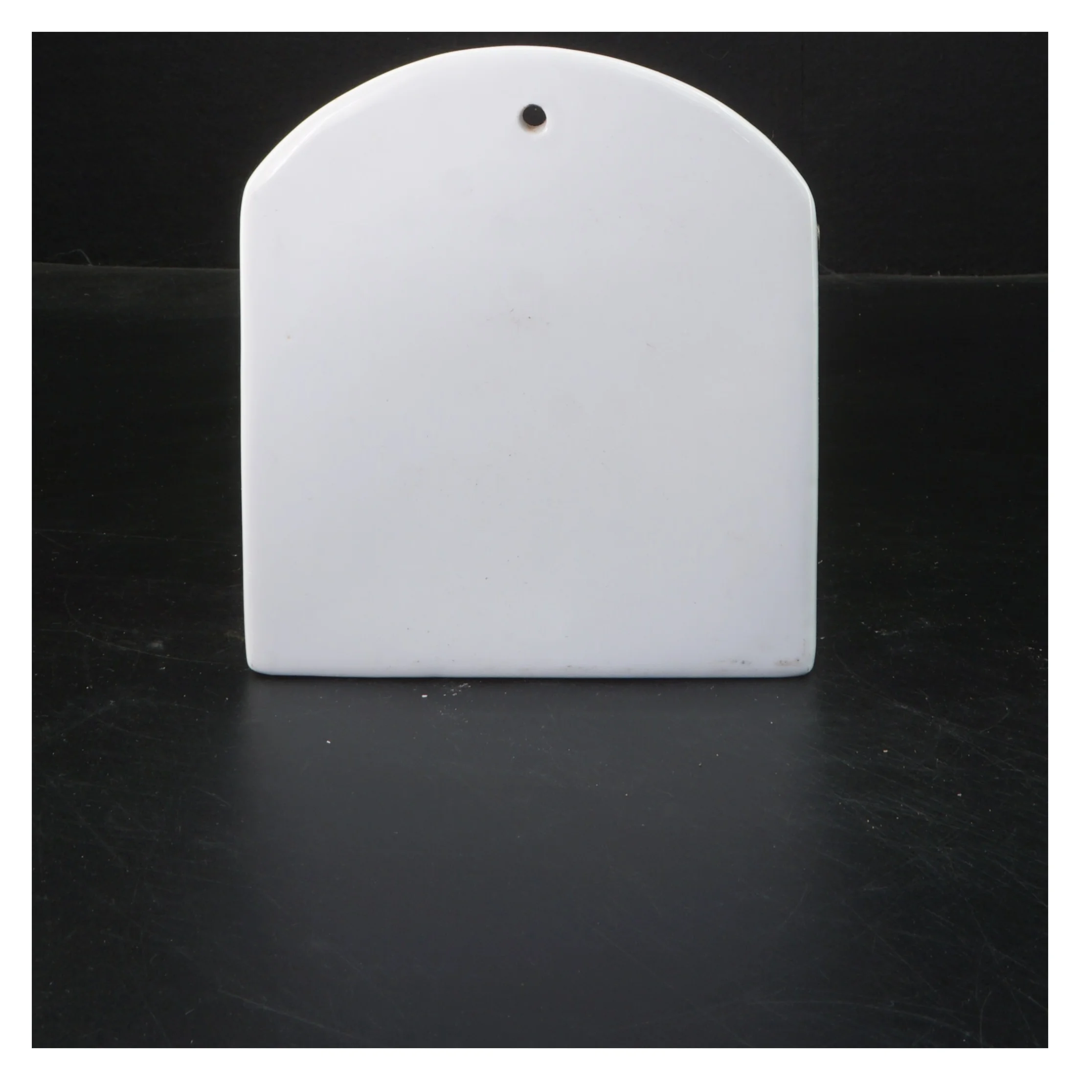 Vægmonteret beholder med trælåg (str. 14x13x8 cm)