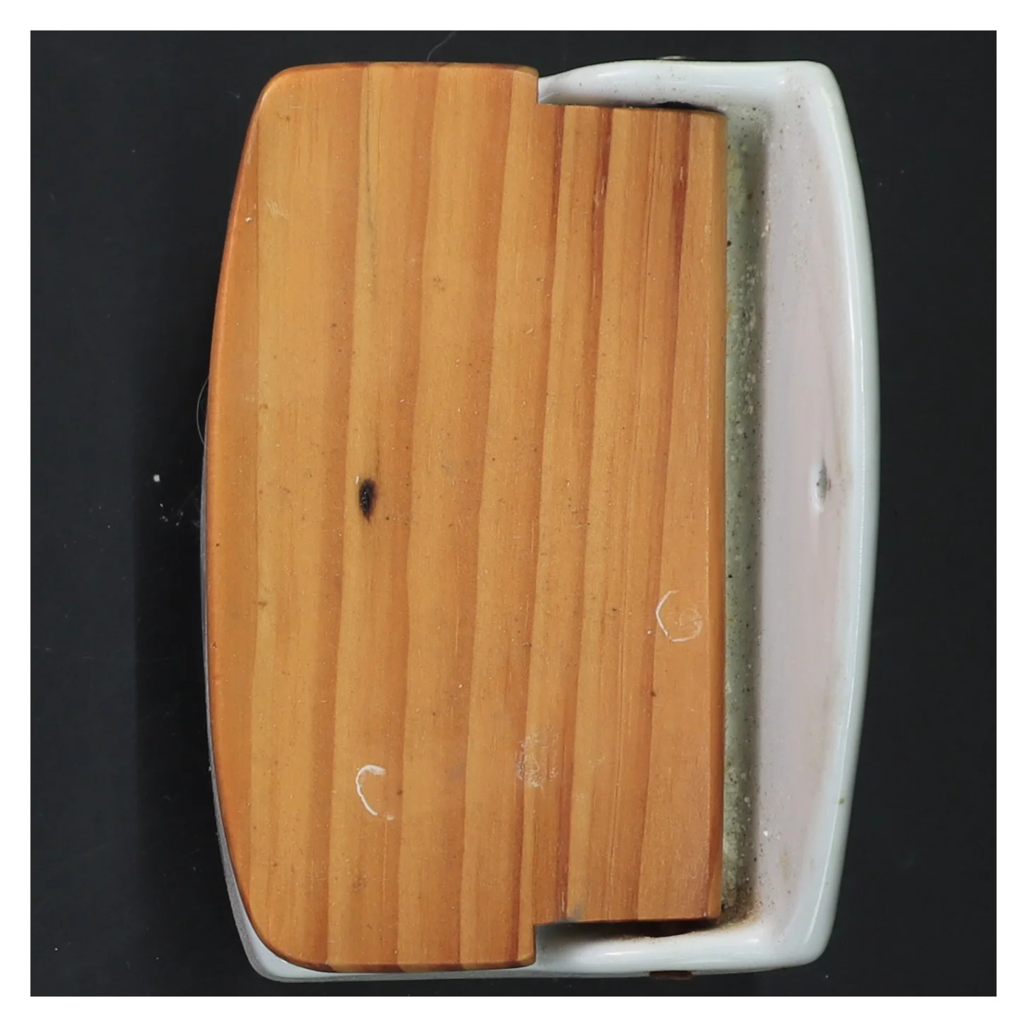 Vægmonteret beholder med trælåg (str. 14x13x8 cm)