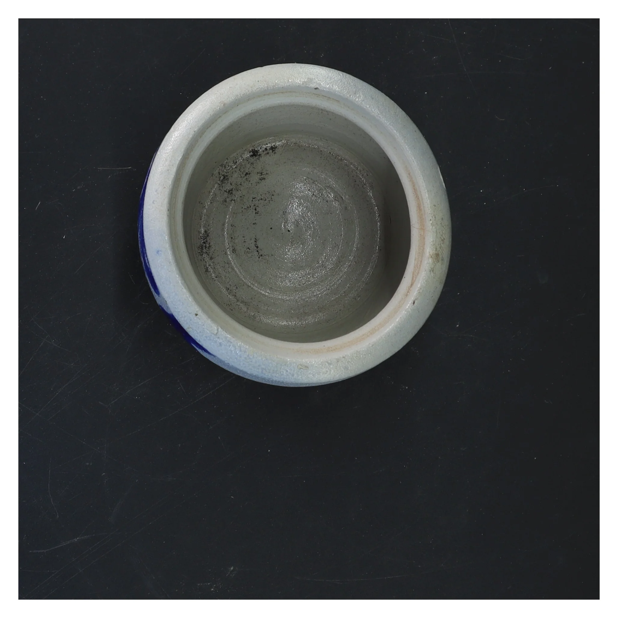 Keramikkrukke med blå dekoration (str. 9x9 cm)