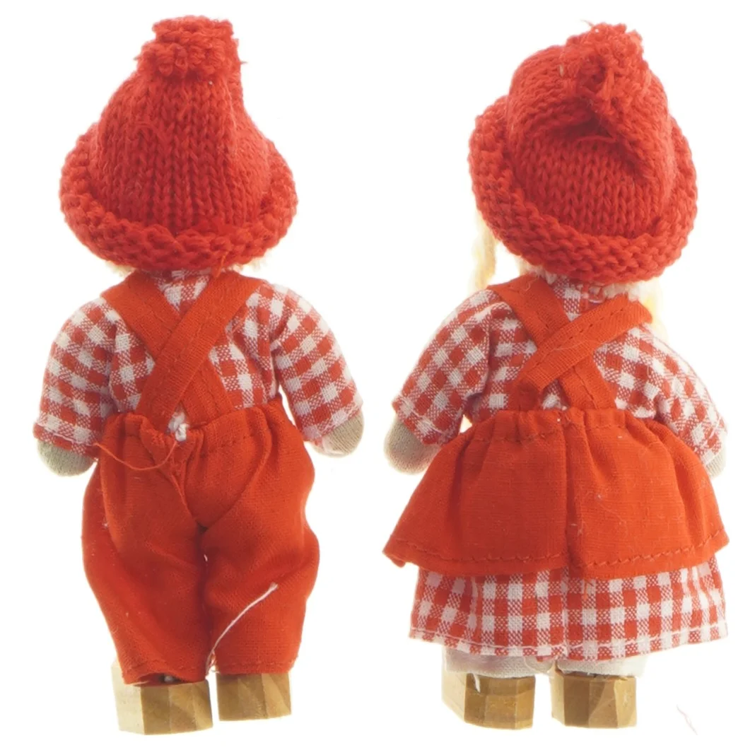 To nissedukker med rødt tøj og strikhuer (str. 2 stk 12 cm)