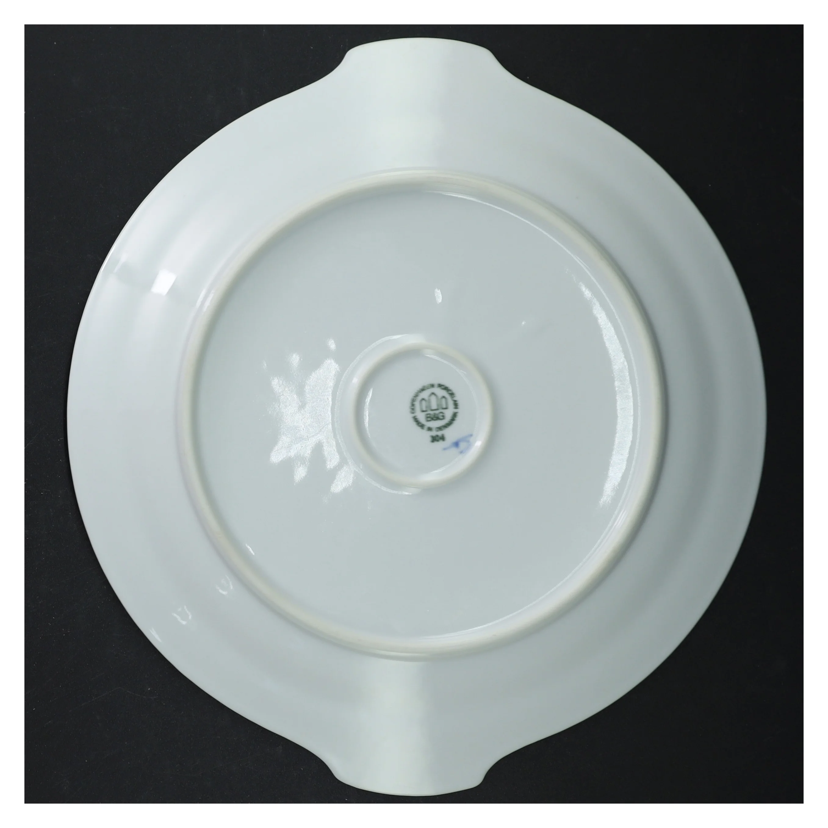 Blå og hvid dekorativ porcelænstallerken fra Bing og Grøndal (str. Ø 26. cm)