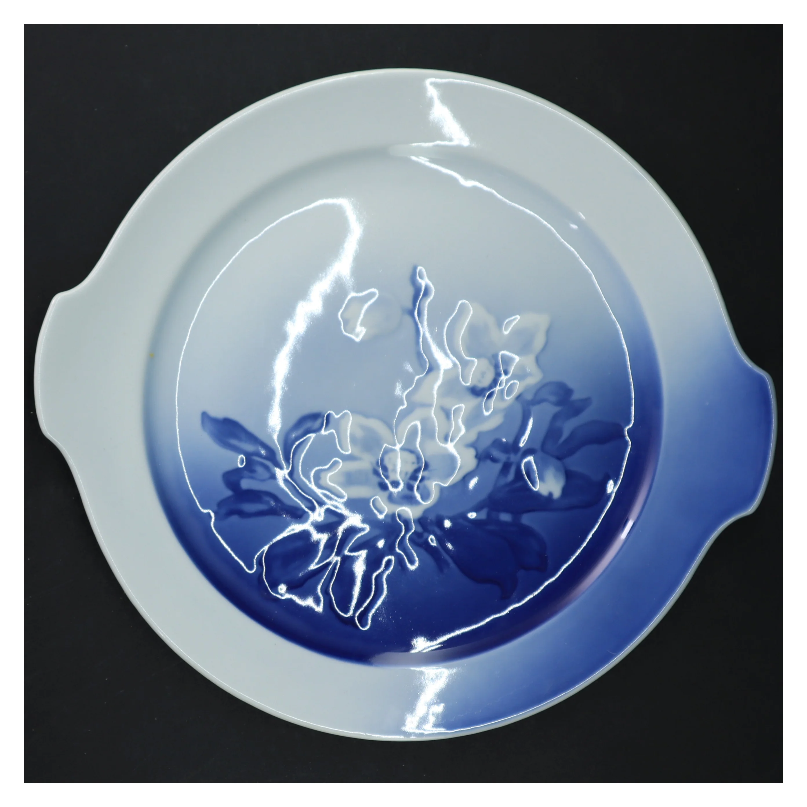 Blå og hvid dekorativ porcelænstallerken fra Bing og Grøndal (str. Ø 26. cm)