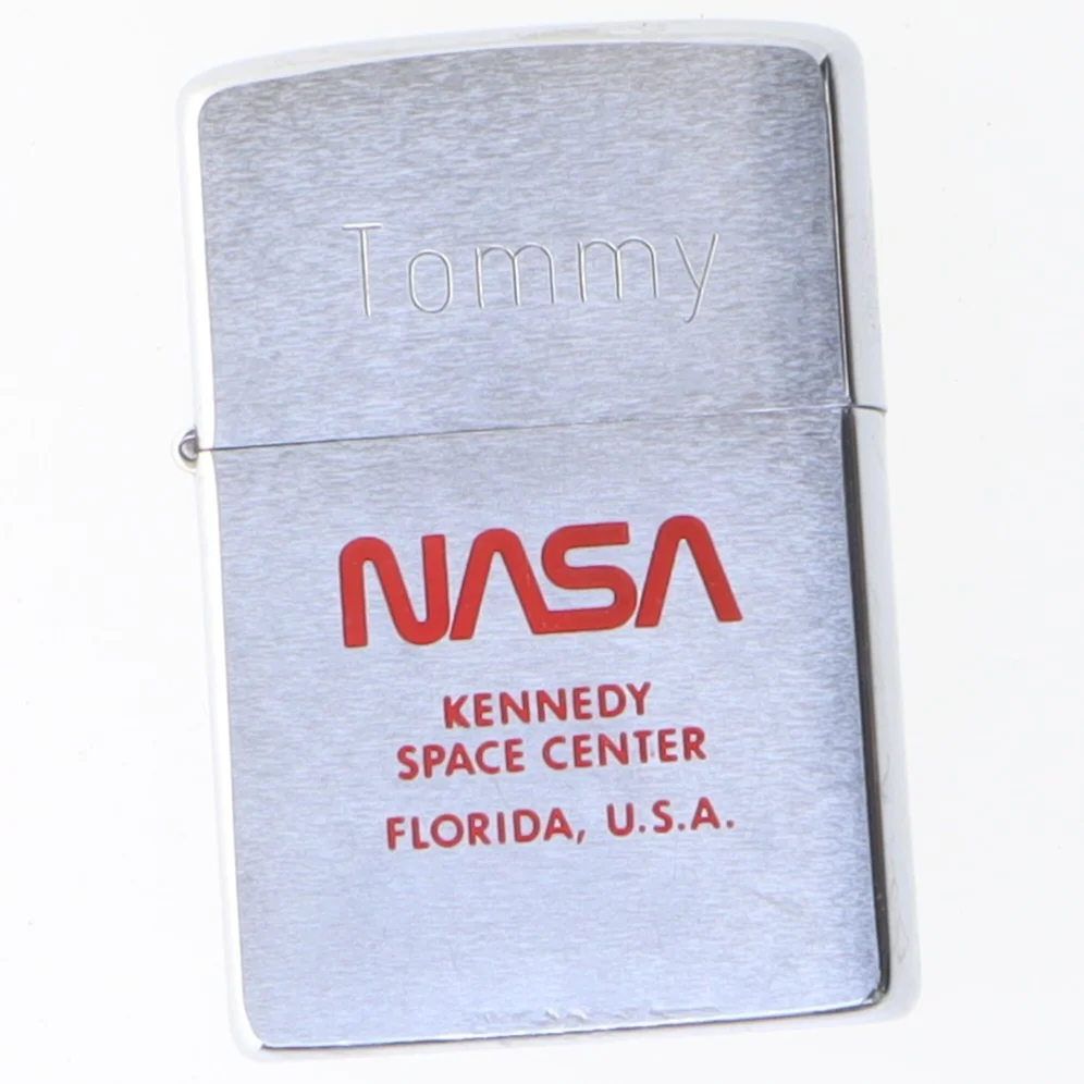 NASA Kennedy Space Center lighter fra Nasa (str. 5,5x4 cm)